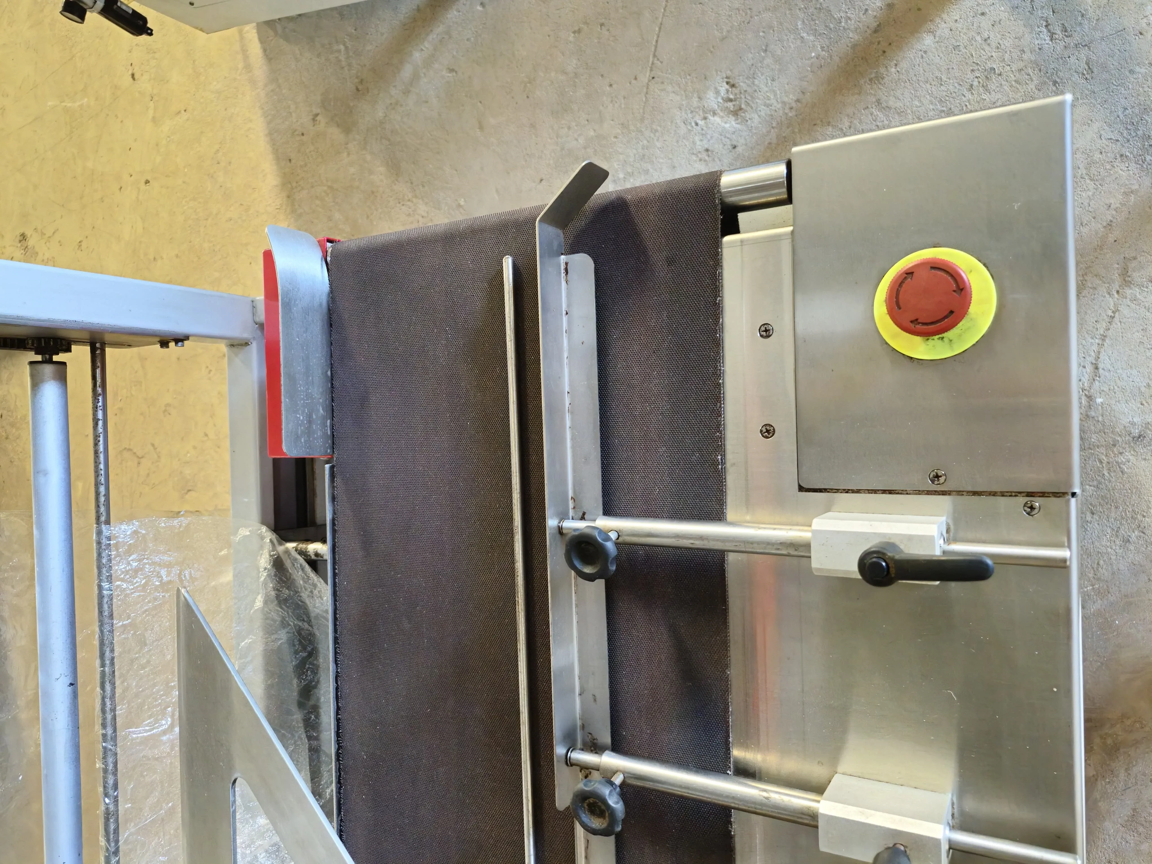 seladora-automatica-em-l-shrink-marca-tecfag