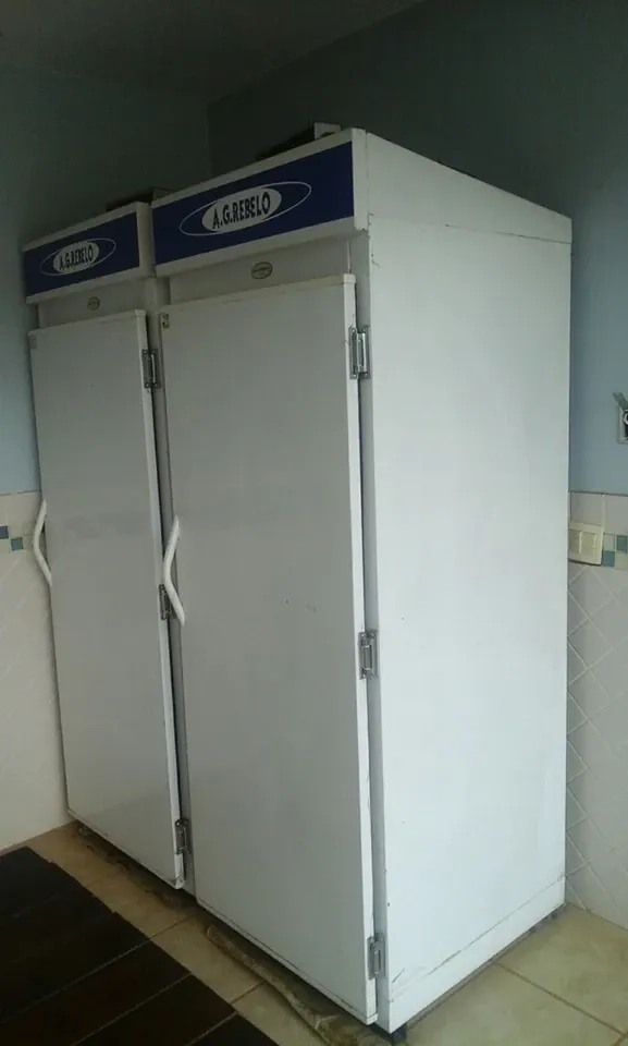 freezer-vertical-com-serpentina-e-porta-cega