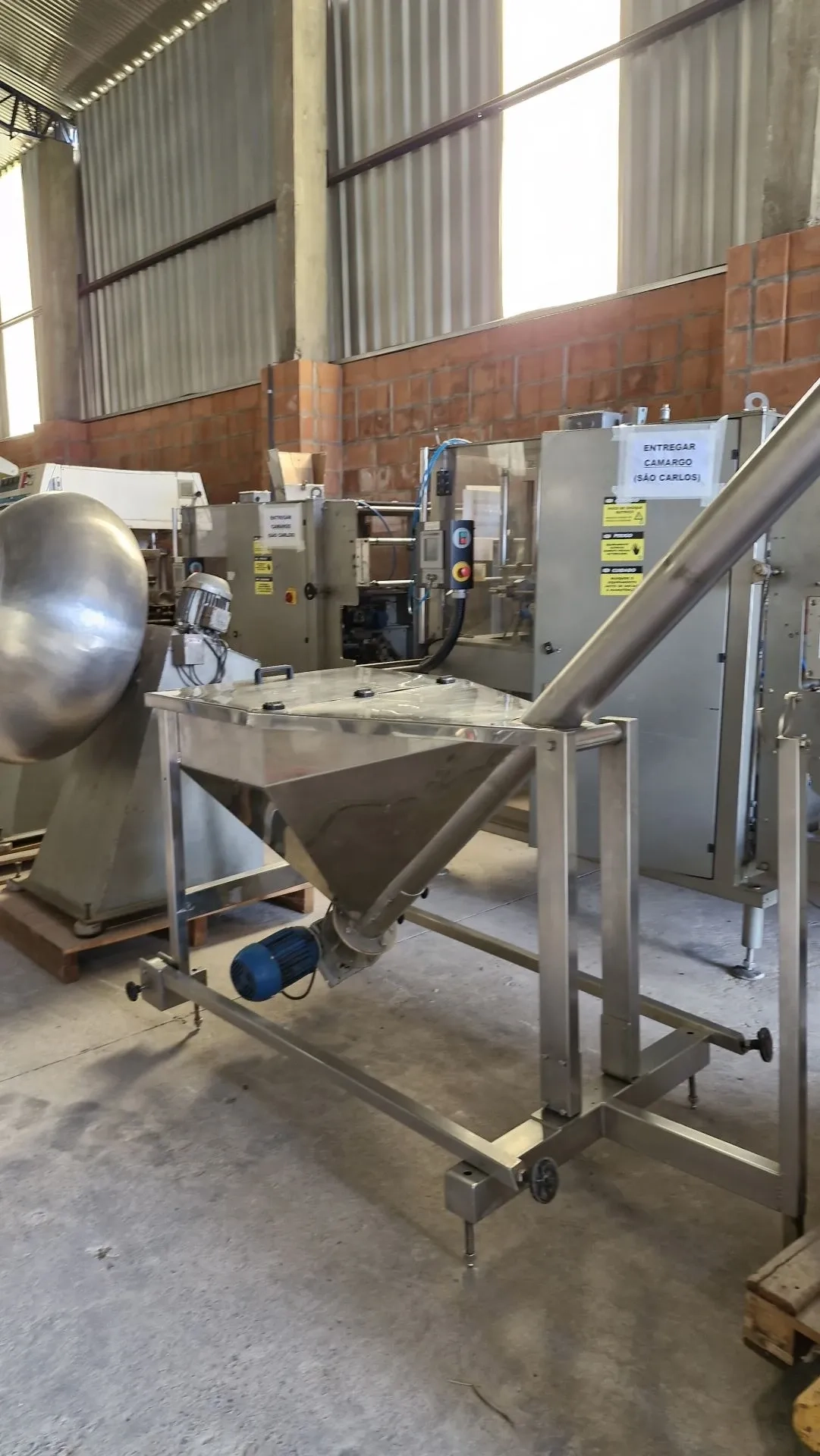 rosca-transportadora-helicoidal-inclinada-com-silo-em-aco-inox