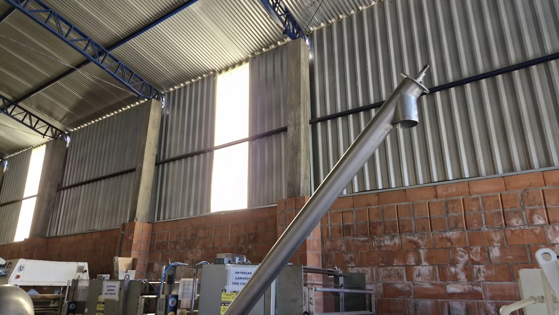 rosca-transportadora-helicoidal-inclinada-com-silo-em-aco-inox