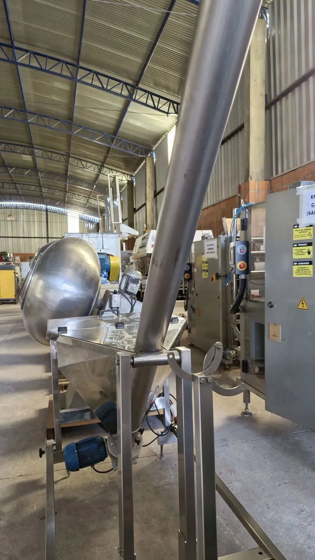 rosca-transportadora-helicoidal-inclinada-com-silo-em-aco-inox