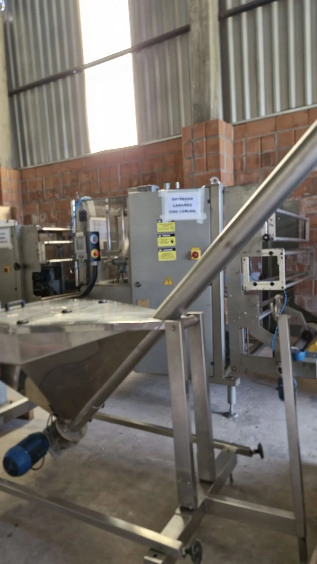 rosca-transportadora-helicoidal-inclinada-com-silo-em-aco-inox