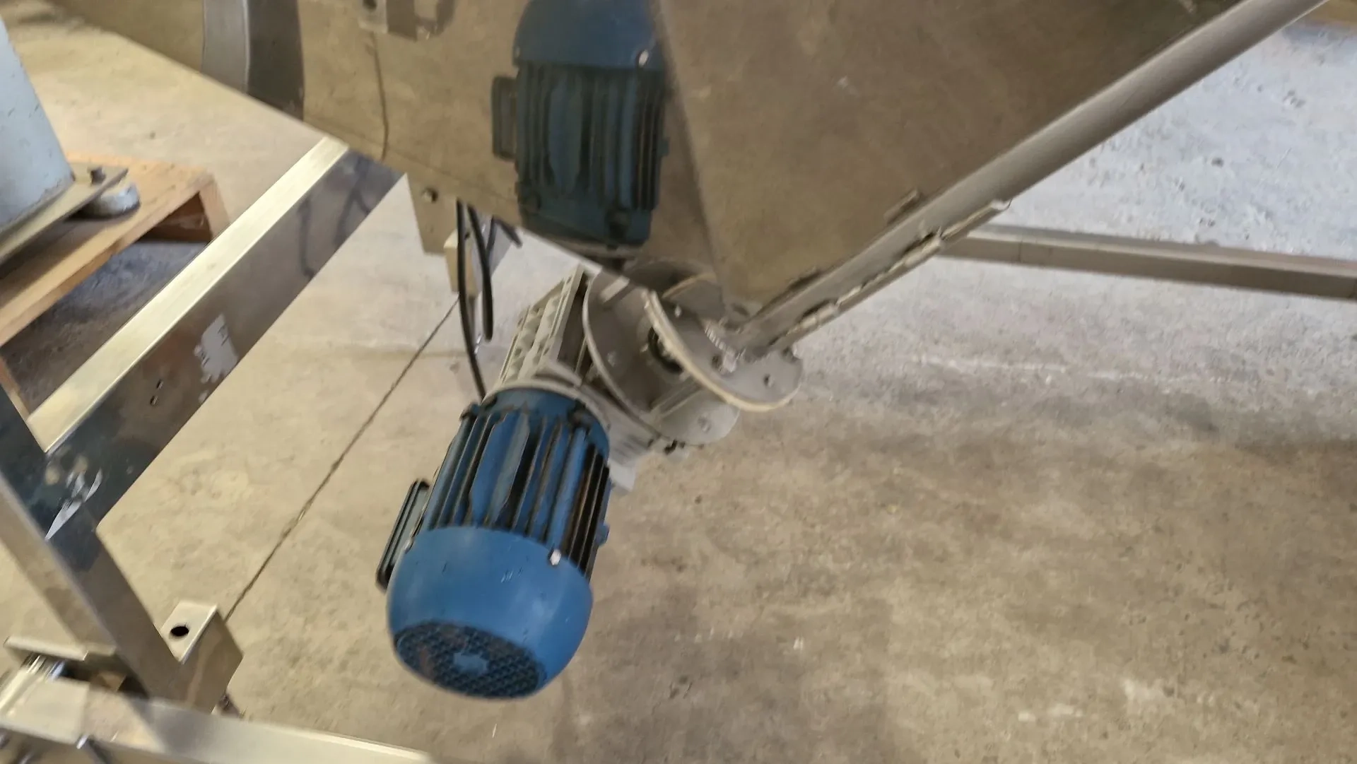 rosca-transportadora-helicoidal-inclinada-com-silo-em-aco-inox