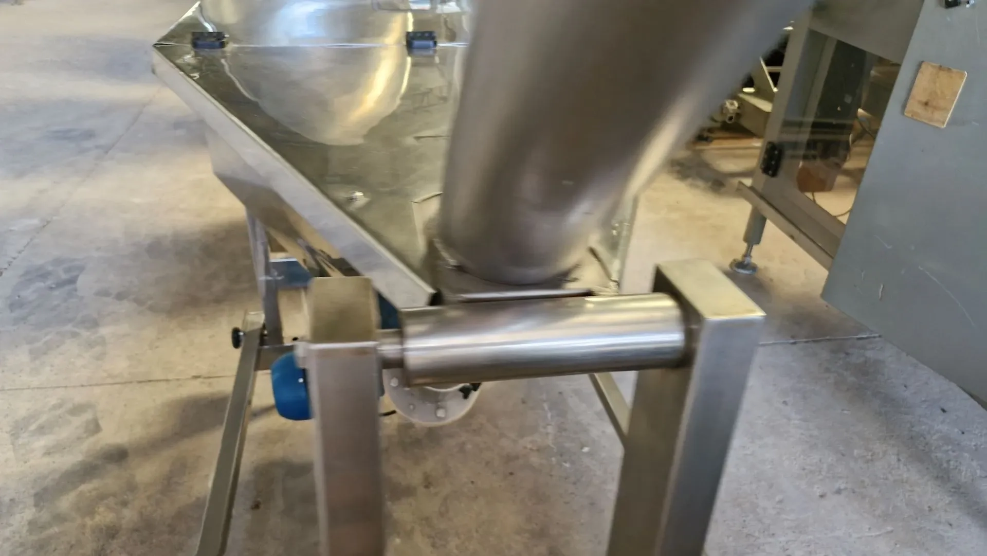 rosca-transportadora-helicoidal-inclinada-com-silo-em-aco-inox