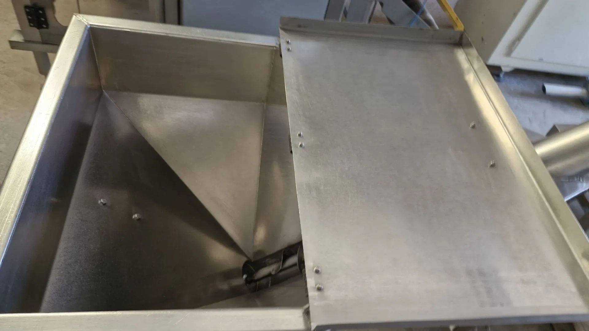 rosca-transportadora-helicoidal-inclinada-com-silo-em-aco-inox