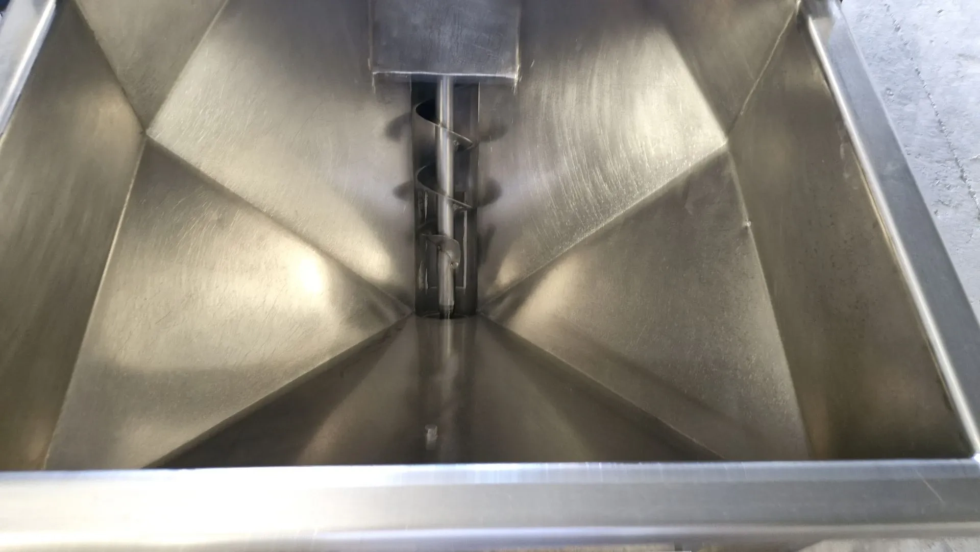 rosca-transportadora-helicoidal-inclinada-com-silo-em-aco-inox