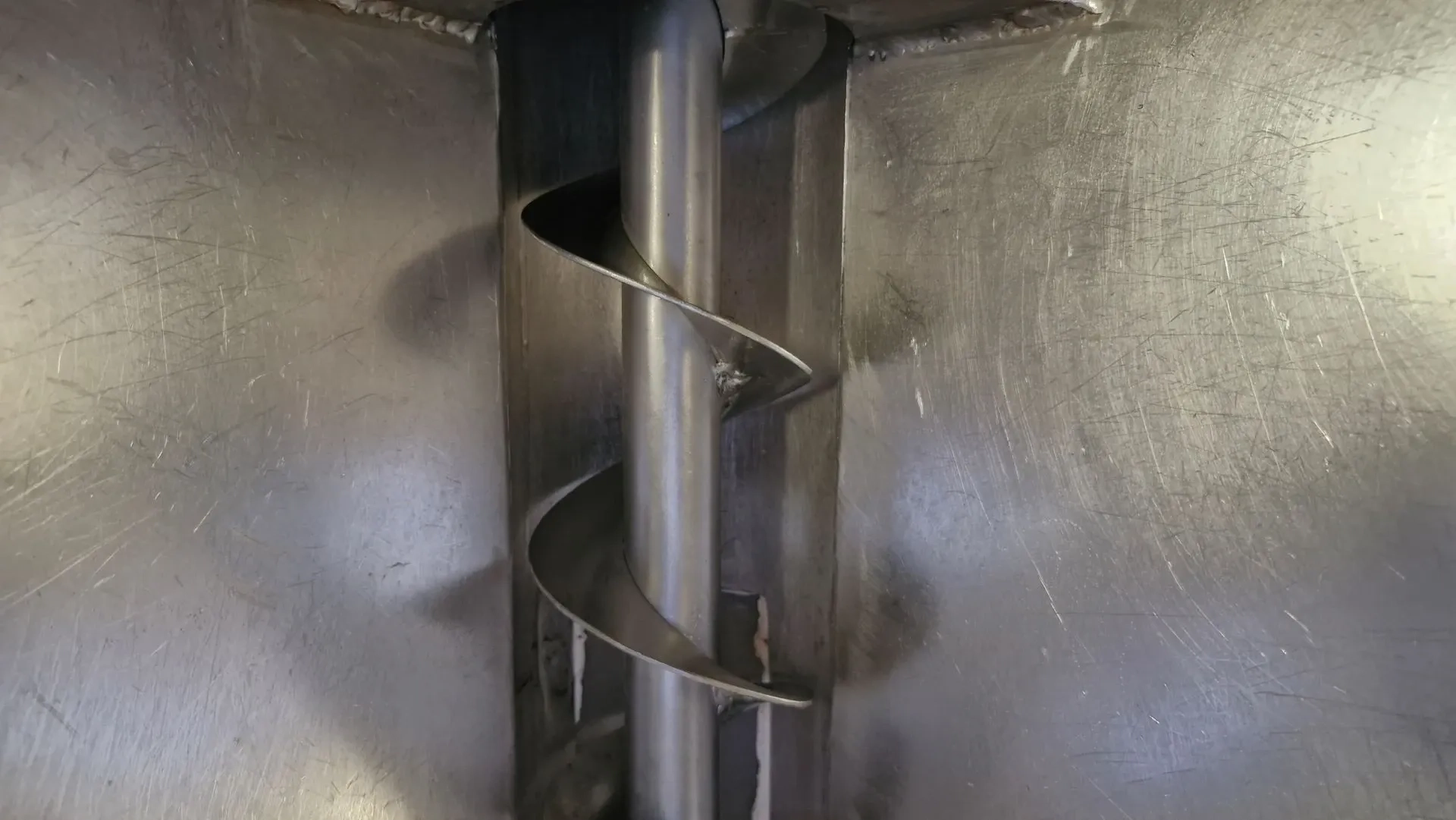 rosca-transportadora-helicoidal-inclinada-com-silo-em-aco-inox