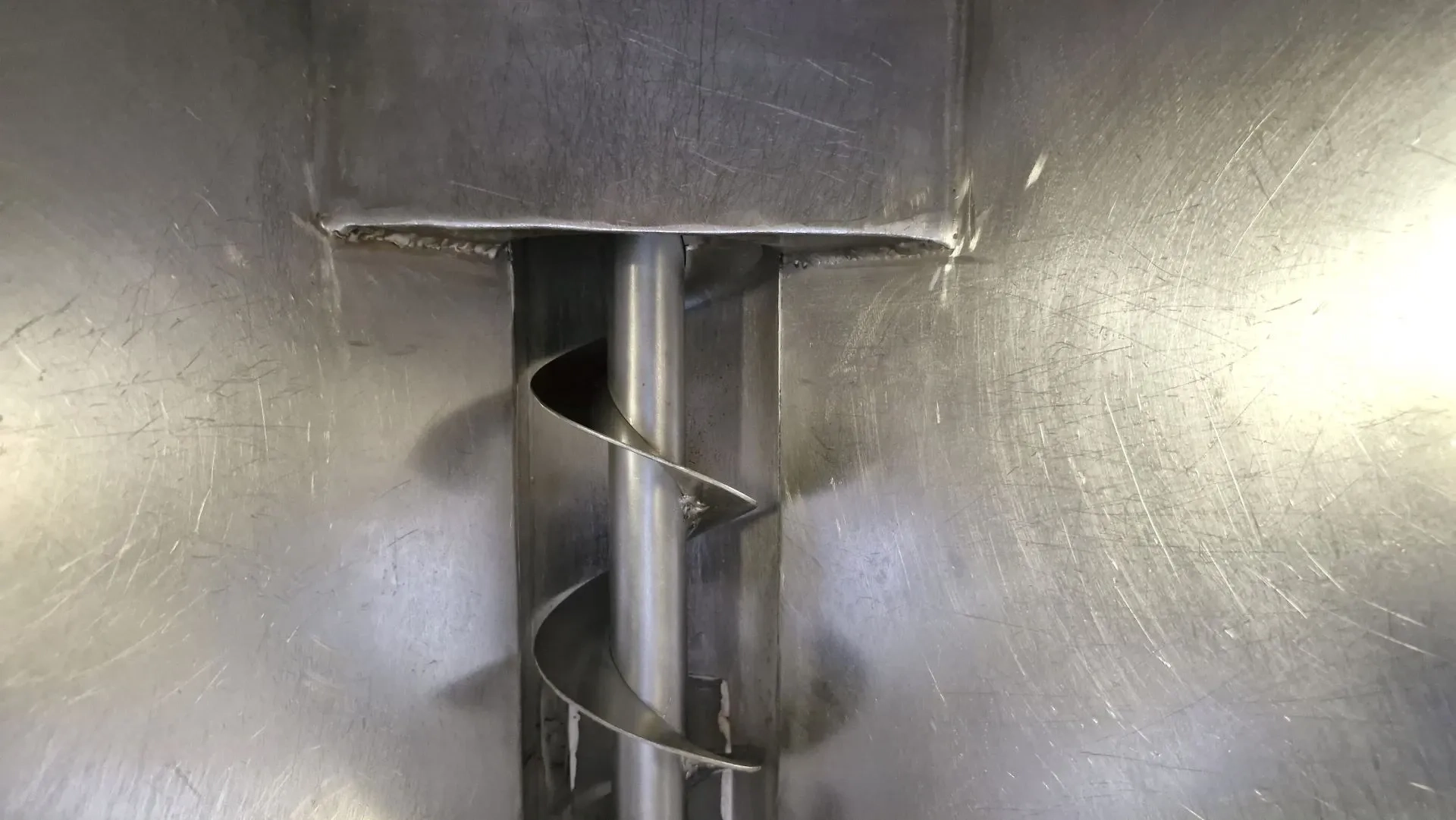 rosca-transportadora-helicoidal-inclinada-com-silo-em-aco-inox