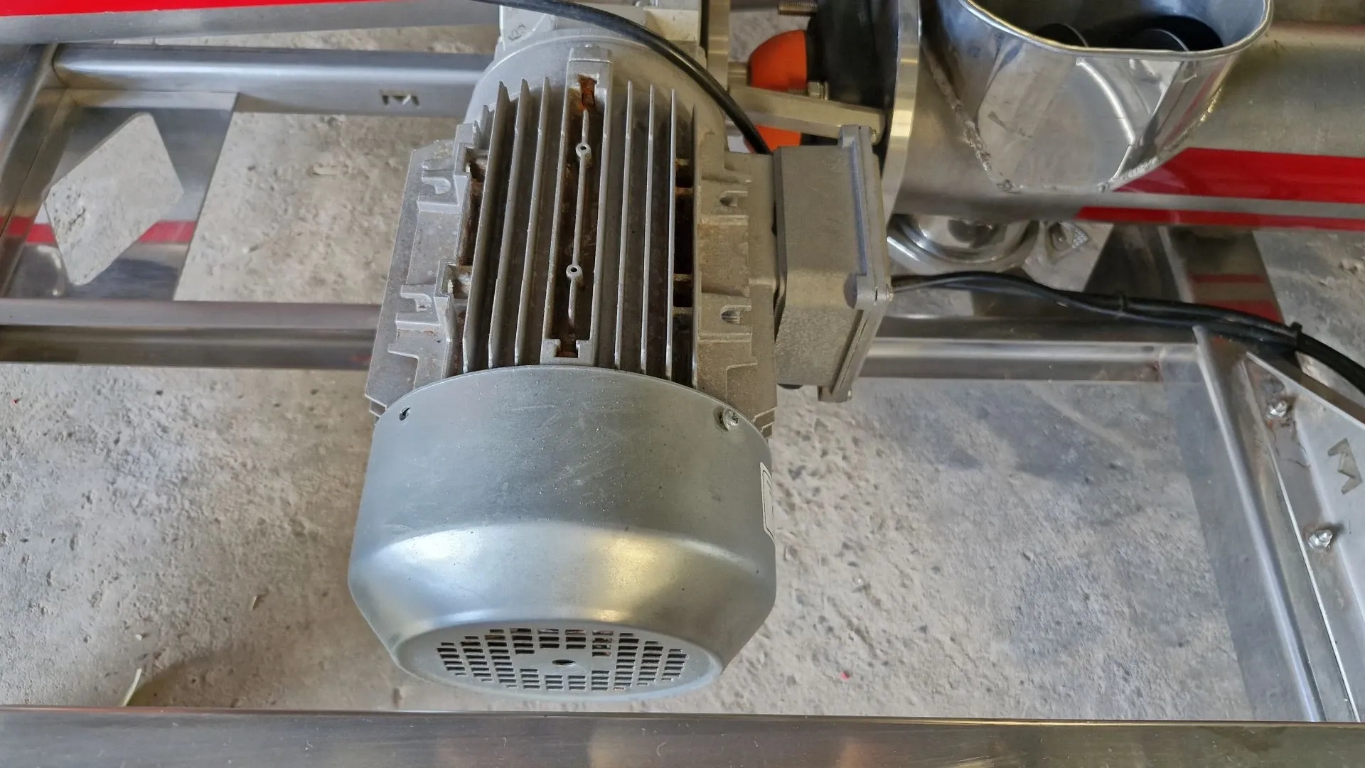 silo-transferencia-com-rosca-helicoidal-transport-inclin-inox-maqinox
