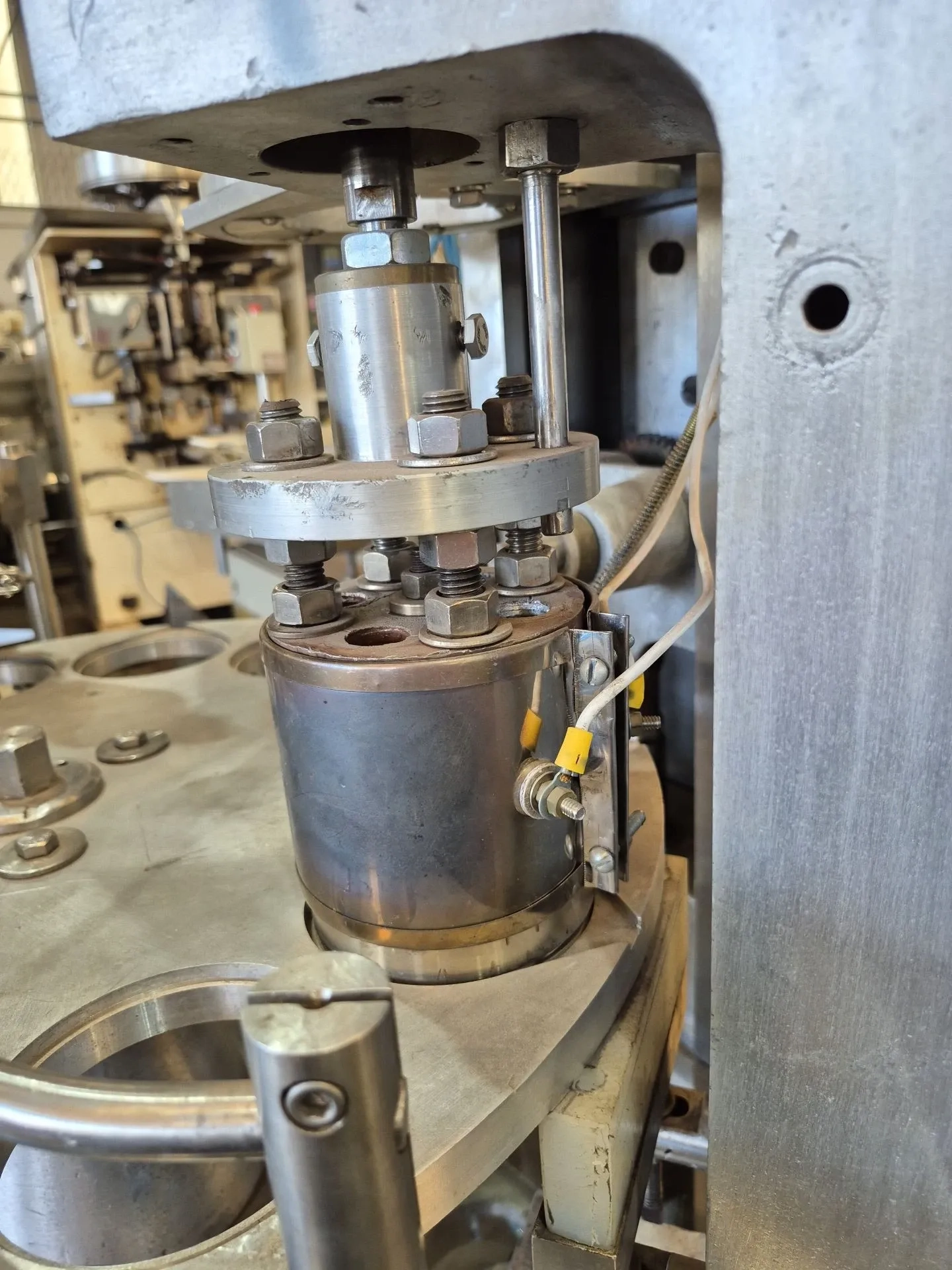 envasadora-semi-autom-potes-tampa-aluminio-nti