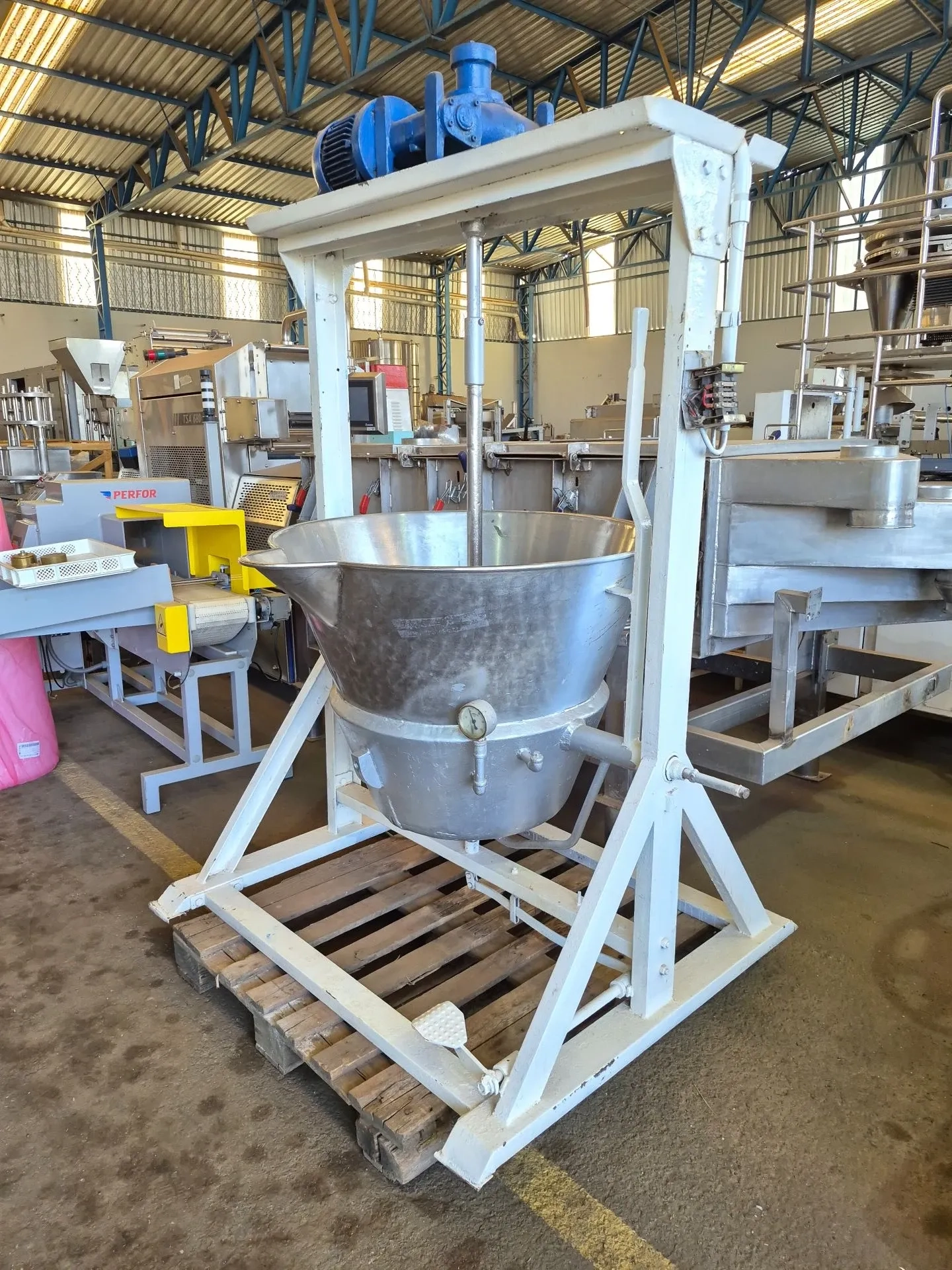 tacho-a-vapor-encamisado-basculante-capacidade-200-litros