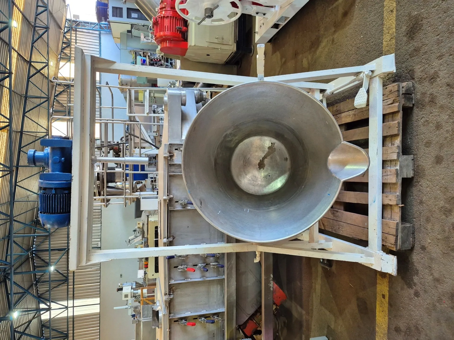 tacho-a-vapor-encamisado-basculante-capacidade-200-litros