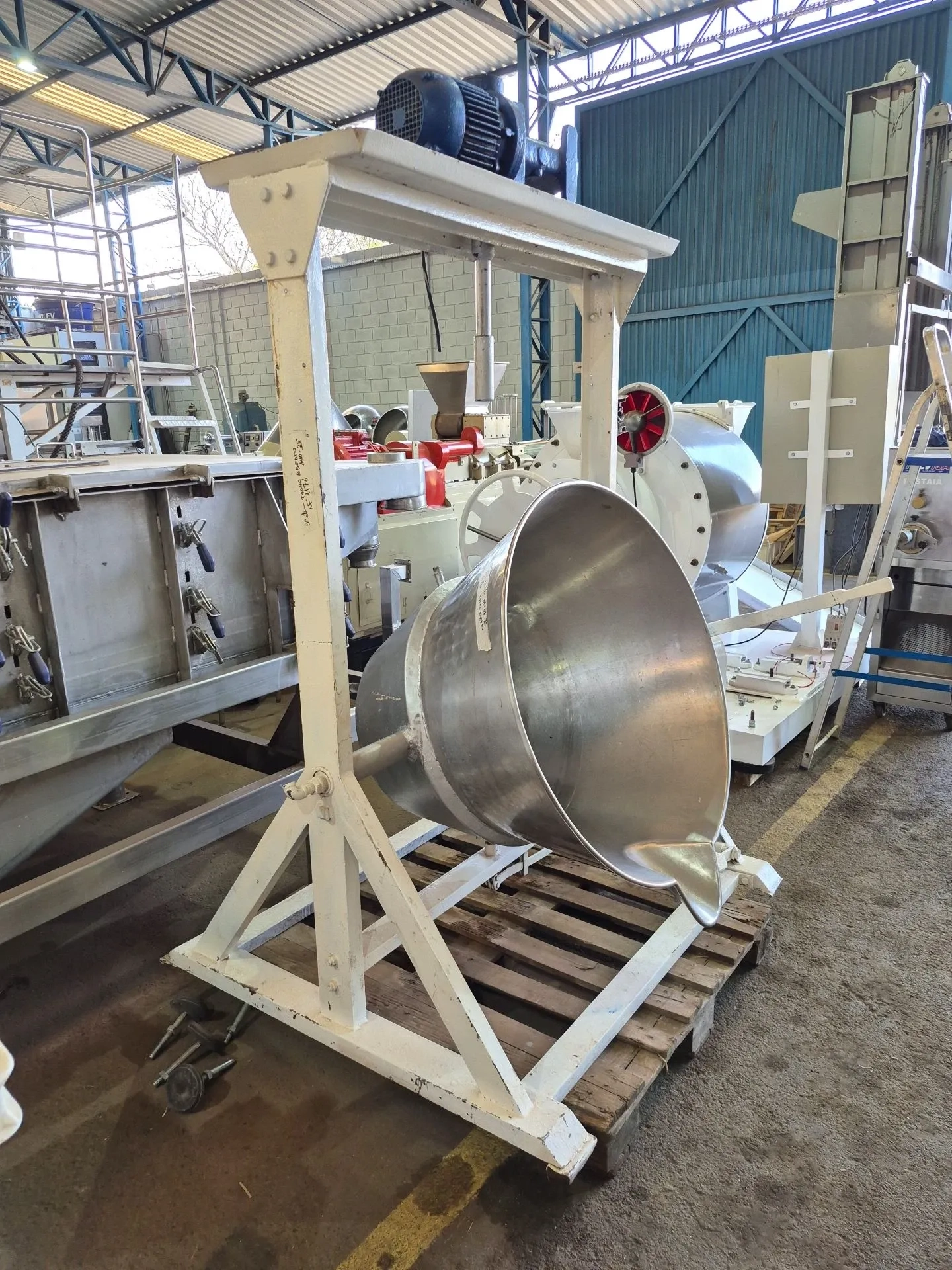 tacho-a-vapor-encamisado-basculante-capacidade-200-litros