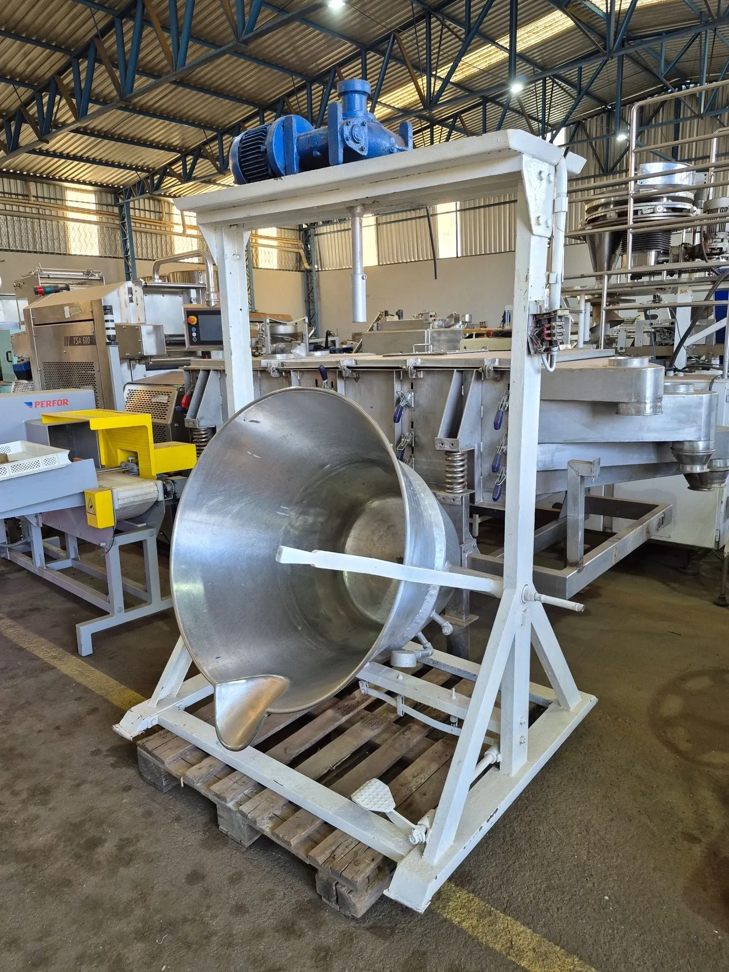 tacho-a-vapor-encamisado-basculante-capacidade-200-litros