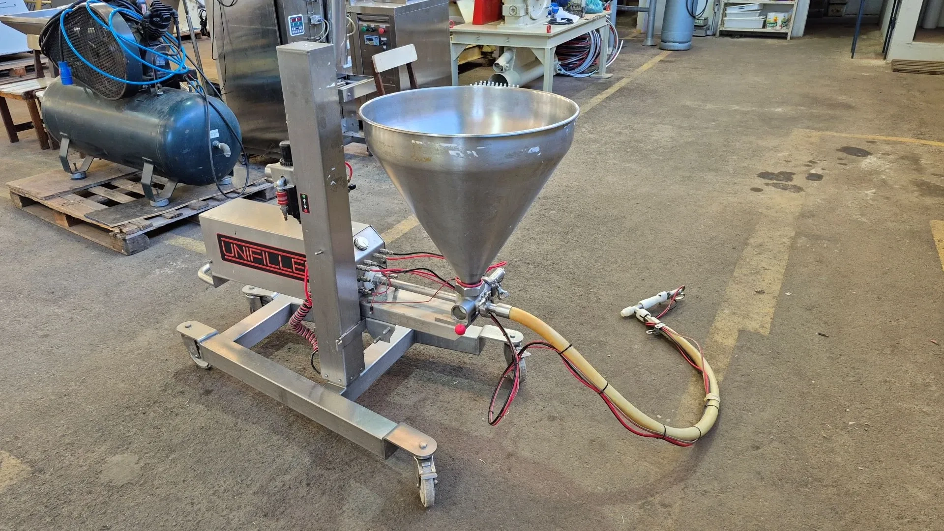 dosadora-de-alimentos-com-elevacao-autom-unifiller-canada-modelo-universal-1000-i