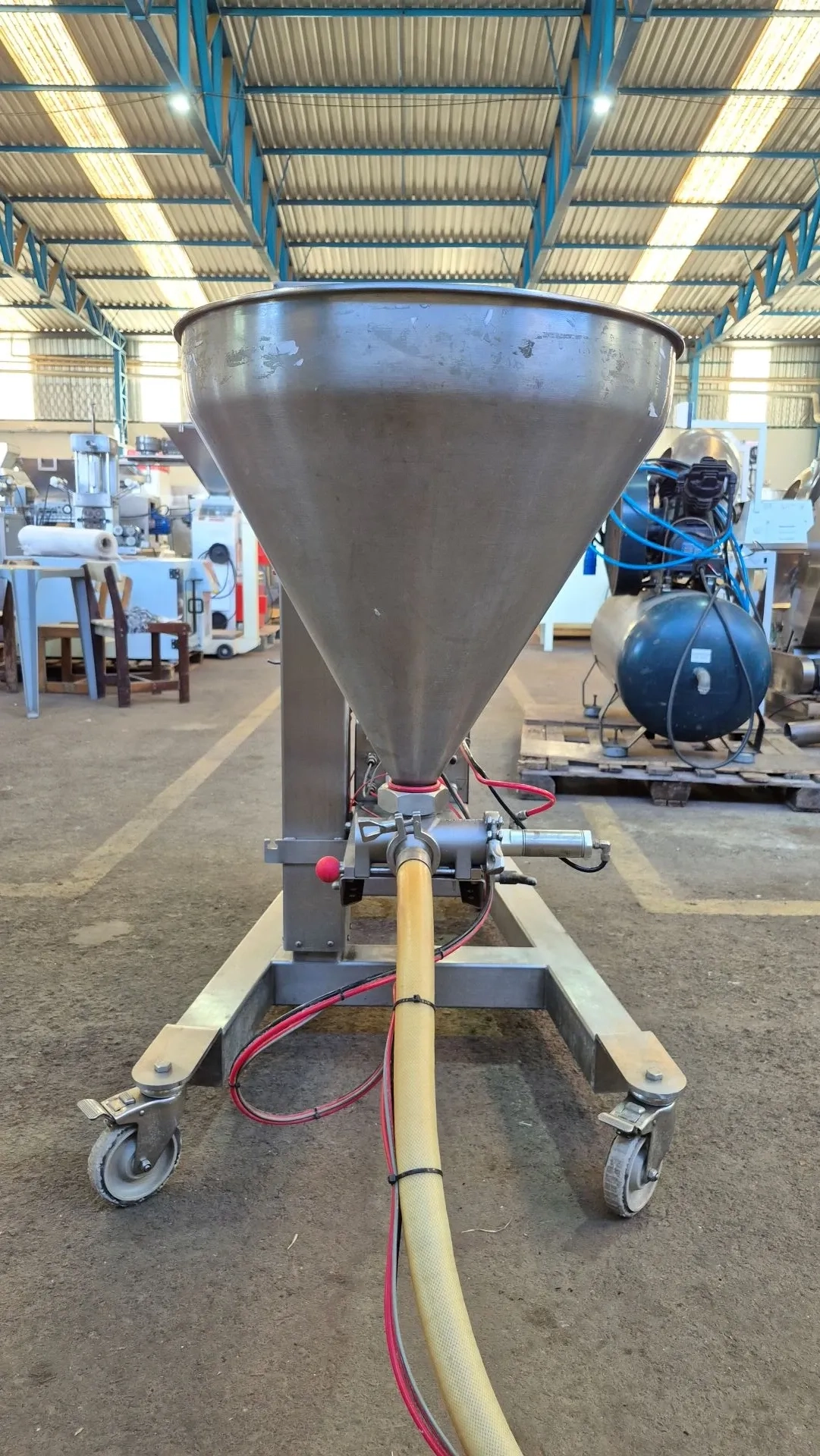 dosadora-de-alimentos-com-elevacao-autom-unifiller-canada-modelo-universal-1000-i