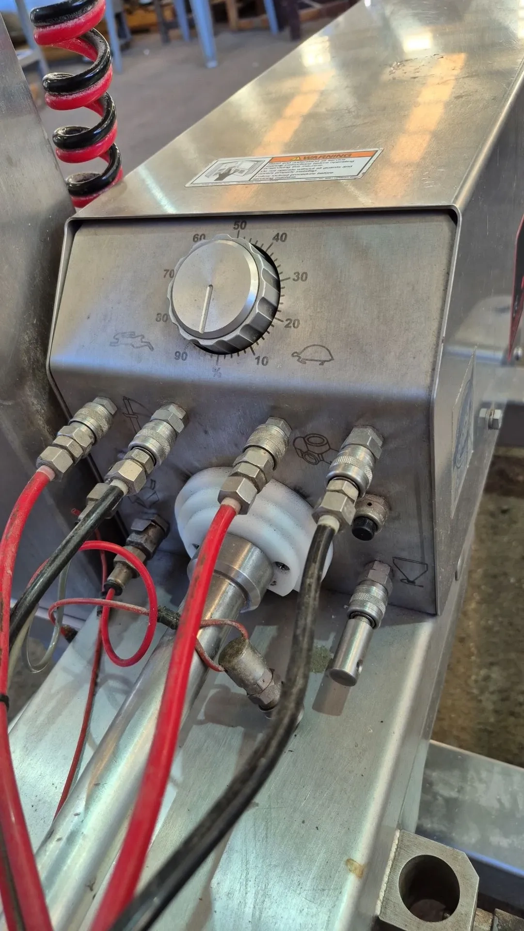 dosadora-de-alimentos-com-elevacao-autom-unifiller-canada-modelo-universal-1000-i