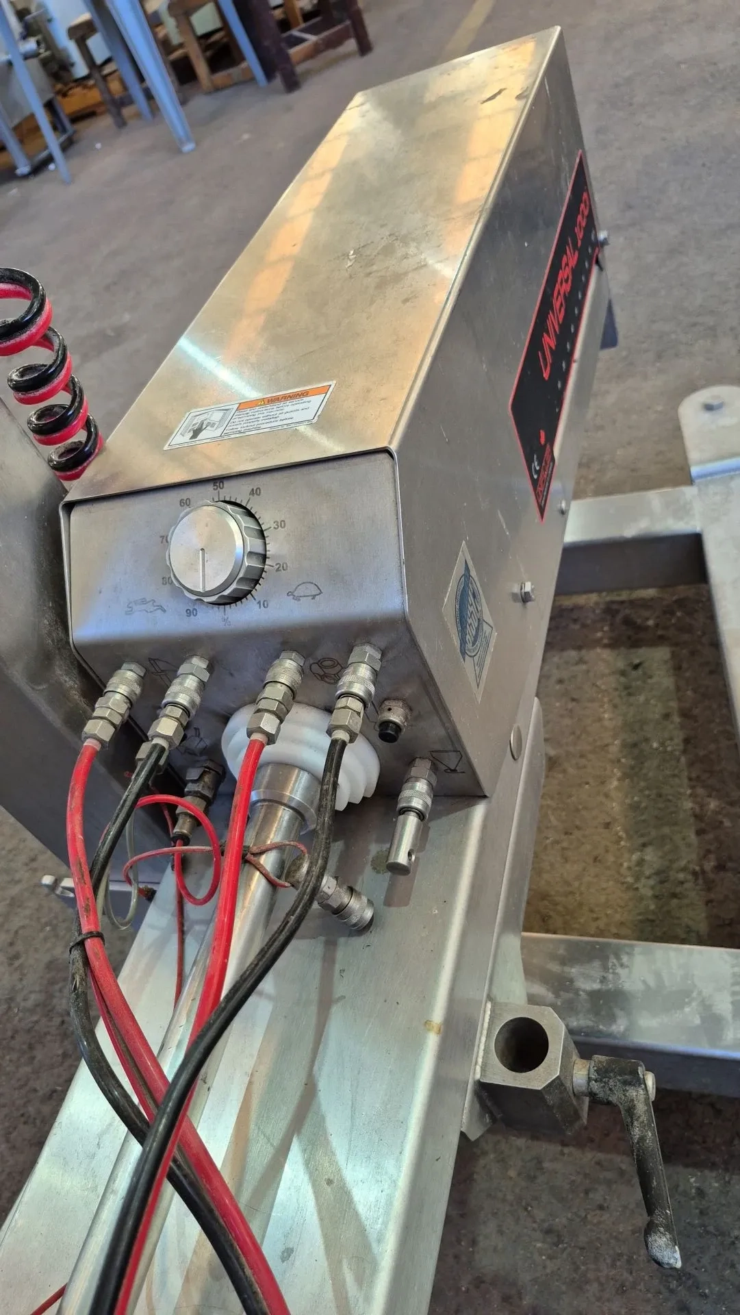 dosadora-de-alimentos-com-elevacao-autom-unifiller-canada-modelo-universal-1000-i