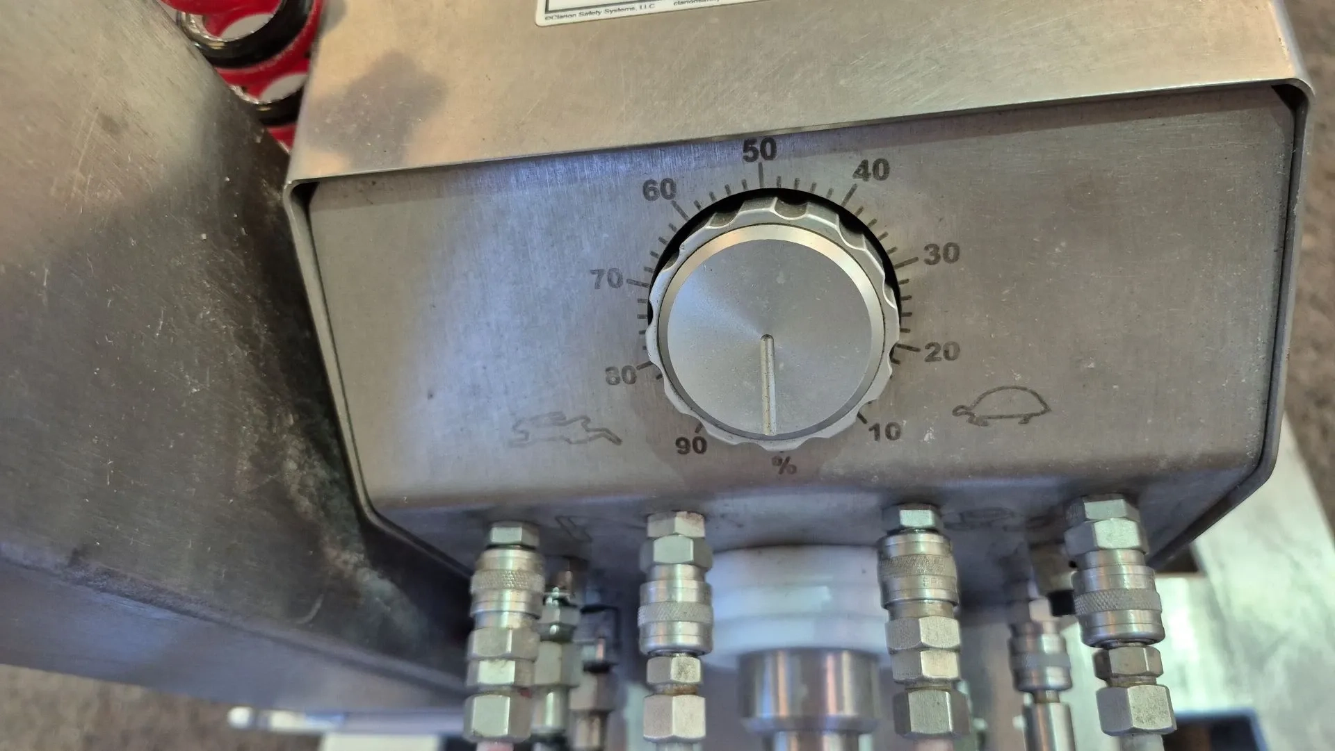 dosadora-de-alimentos-com-elevacao-autom-unifiller-canada-modelo-universal-1000-i