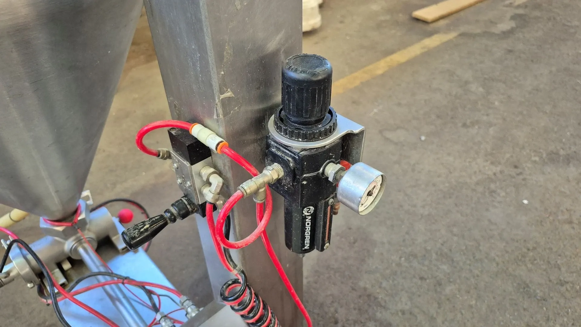 dosadora-de-alimentos-com-elevacao-autom-unifiller-canada-modelo-universal-1000-i