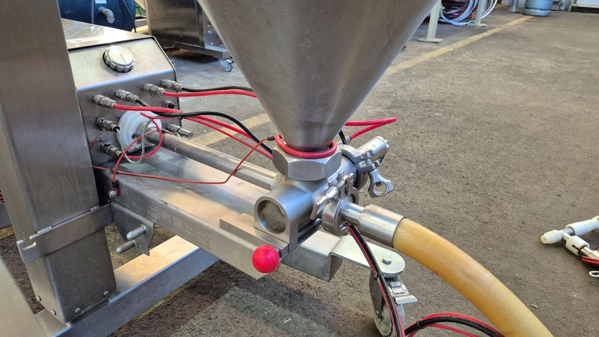 dosadora-de-alimentos-com-elevacao-autom-unifiller-canada-modelo-universal-1000-i