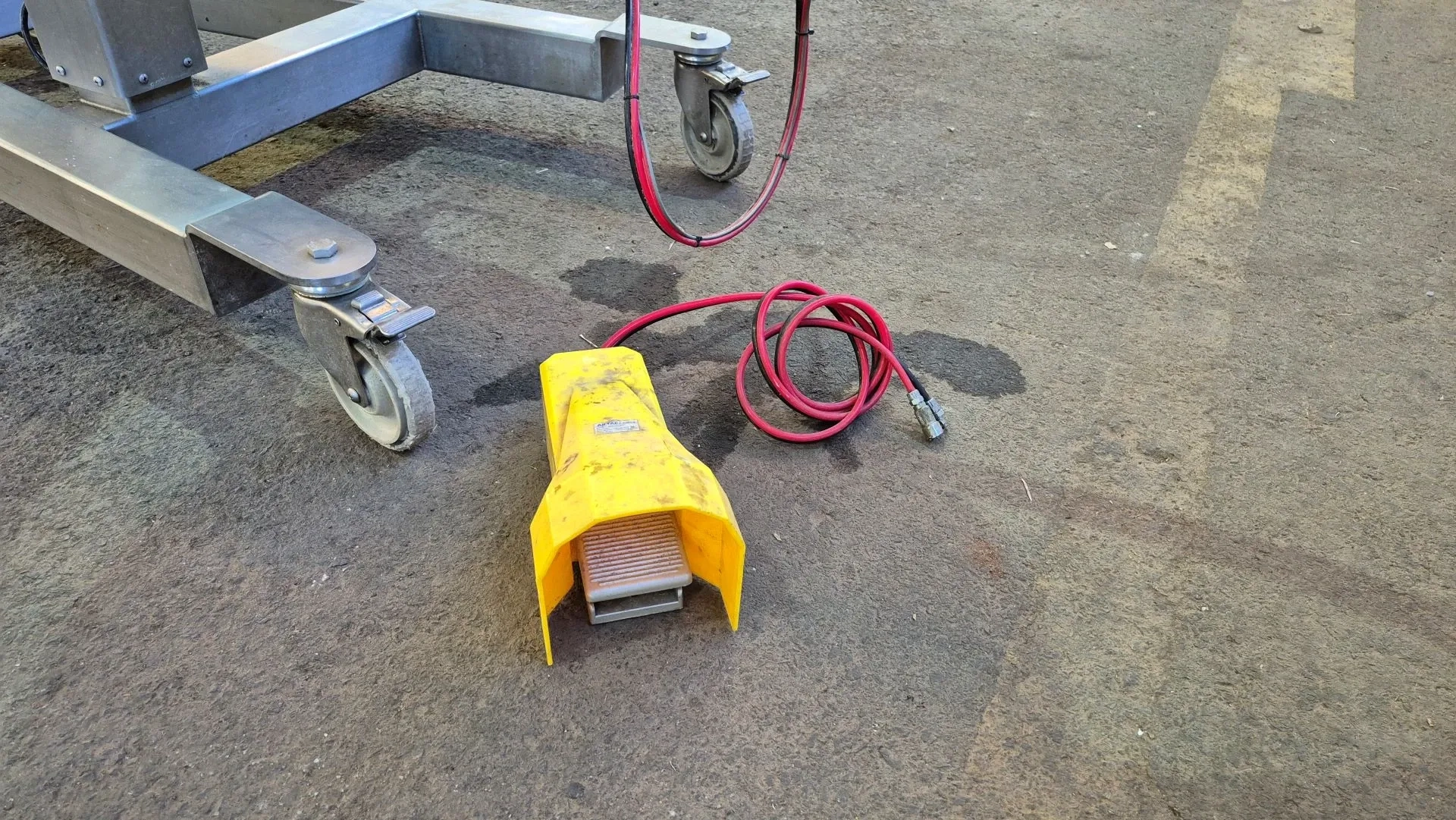 dosadora-de-alimentos-com-elevacao-autom-unifiller-canada-modelo-universal-1000-i