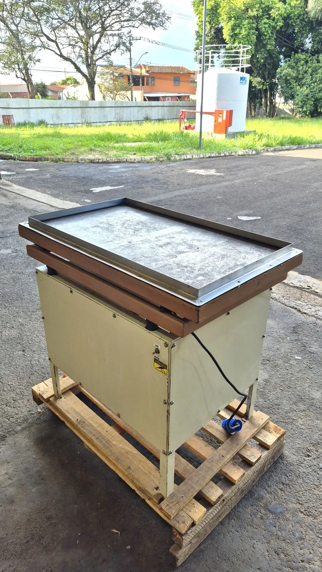 mesa-vibratoria-para-formas-de-chocolate-1