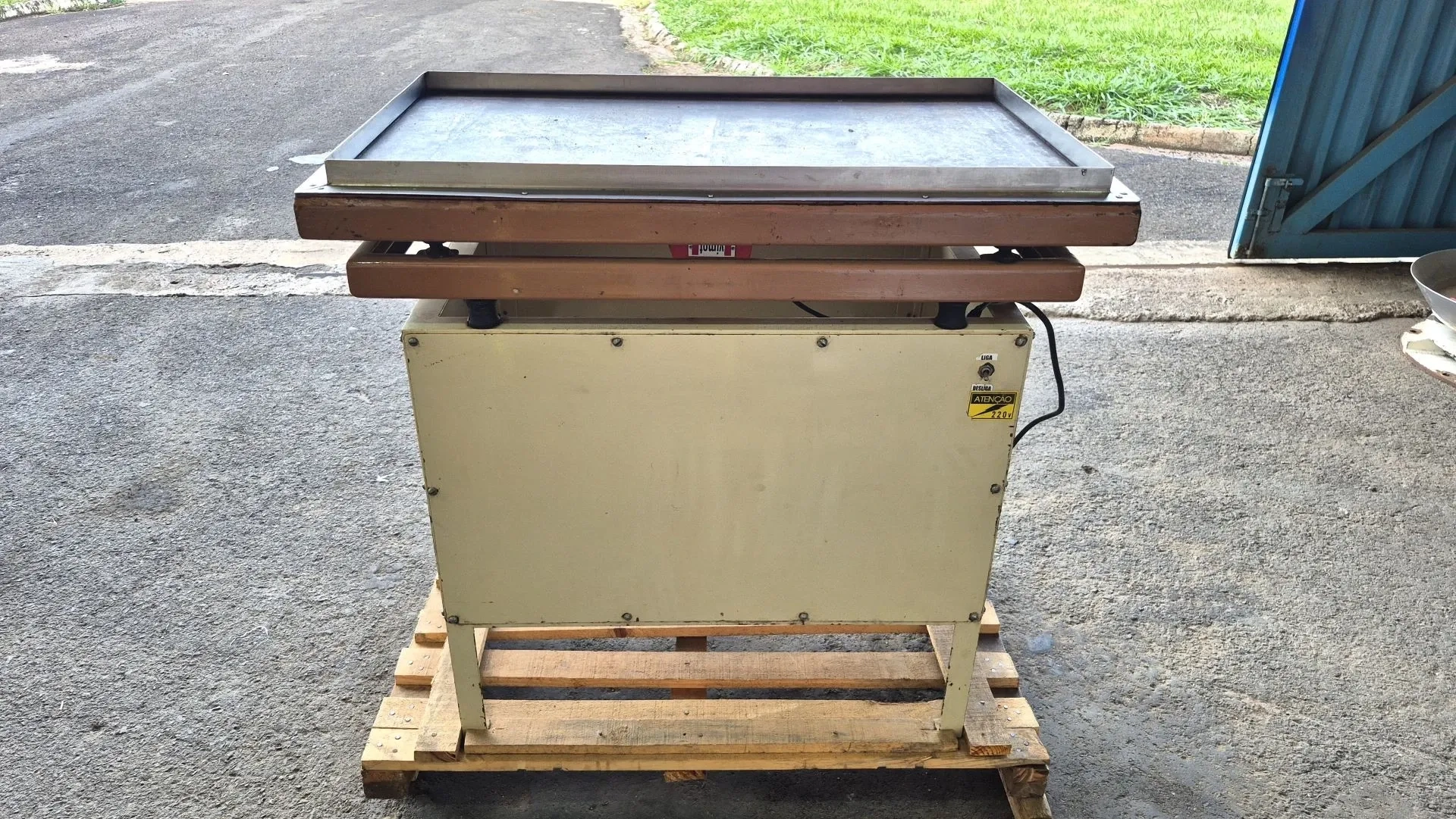 mesa-vibratoria-para-formas-de-chocolate-1