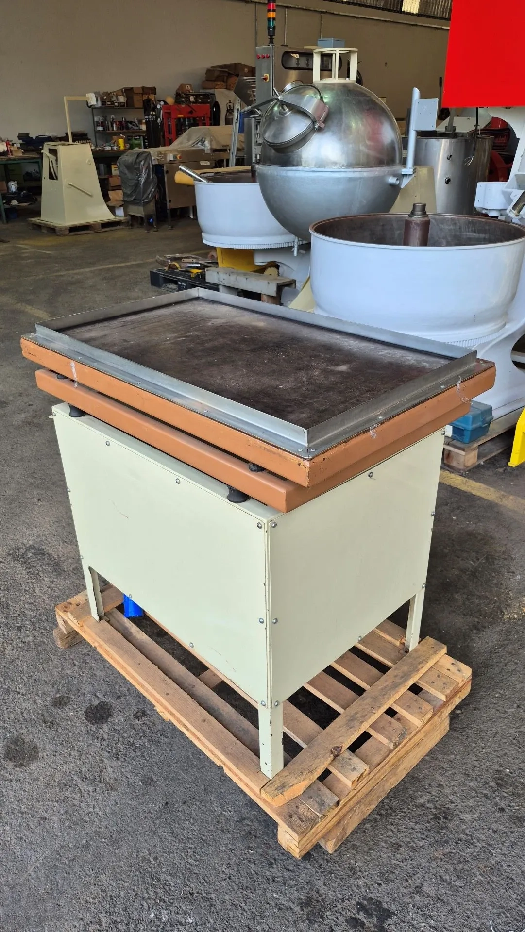 mesa-vibratoria-para-formas-de-chocolate-1