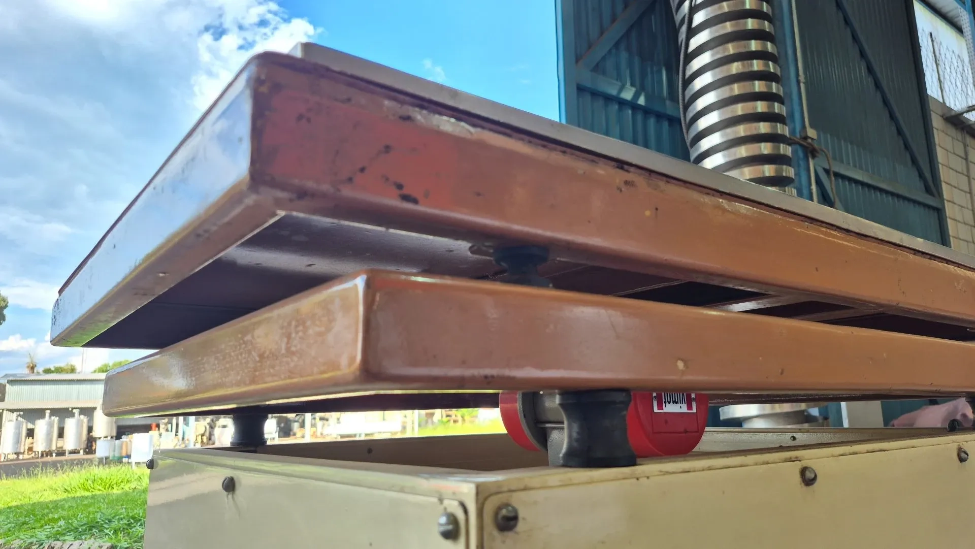 mesa-vibratoria-para-formas-de-chocolate-1