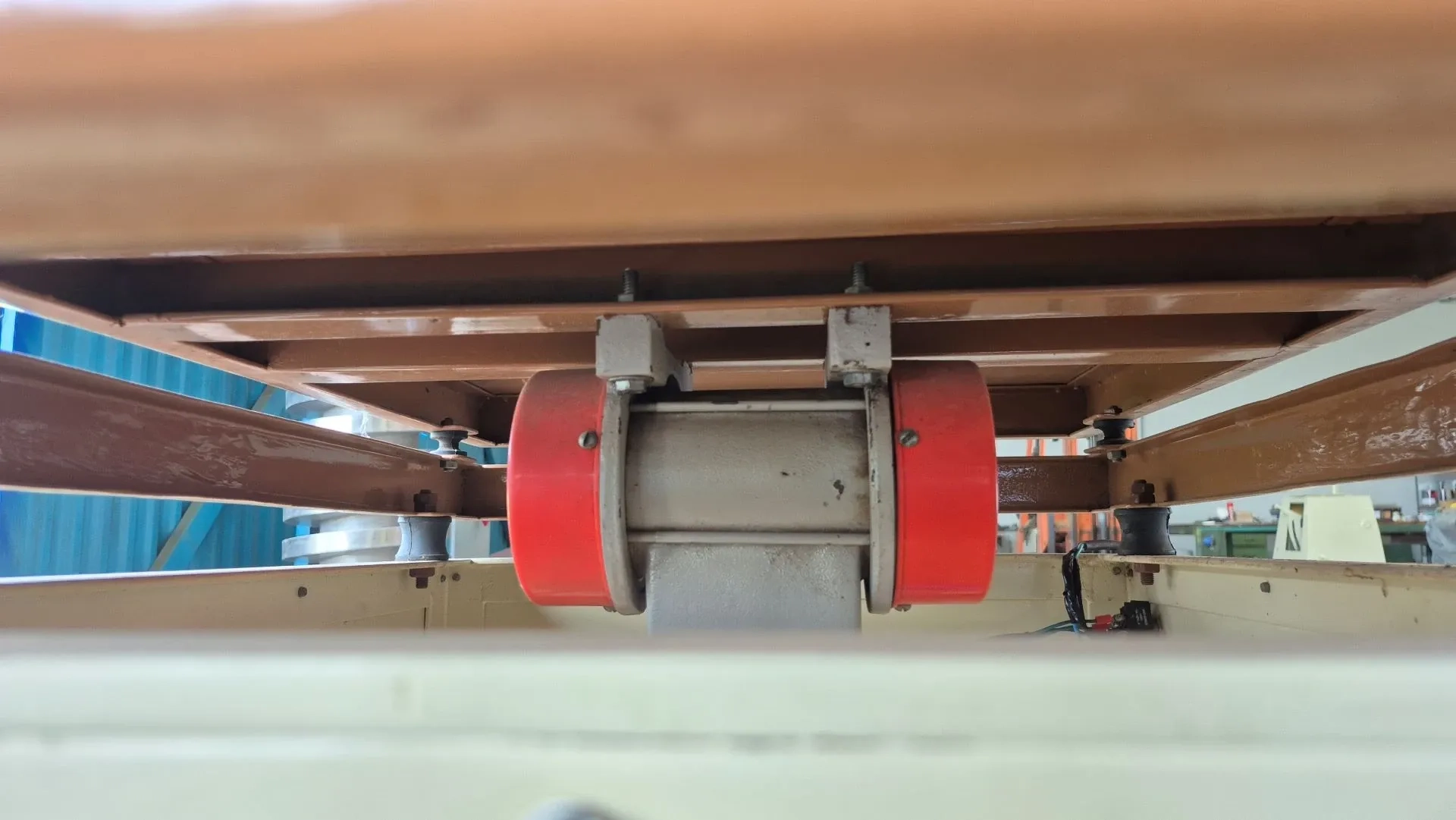 mesa-vibratoria-para-formas-de-chocolate-1