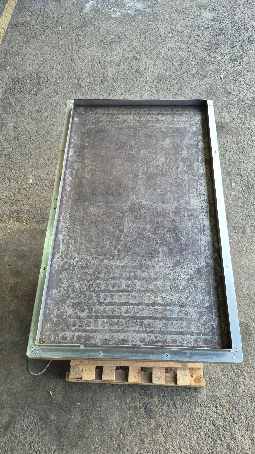 mesa-vibratoria-para-formas-de-chocolate-1