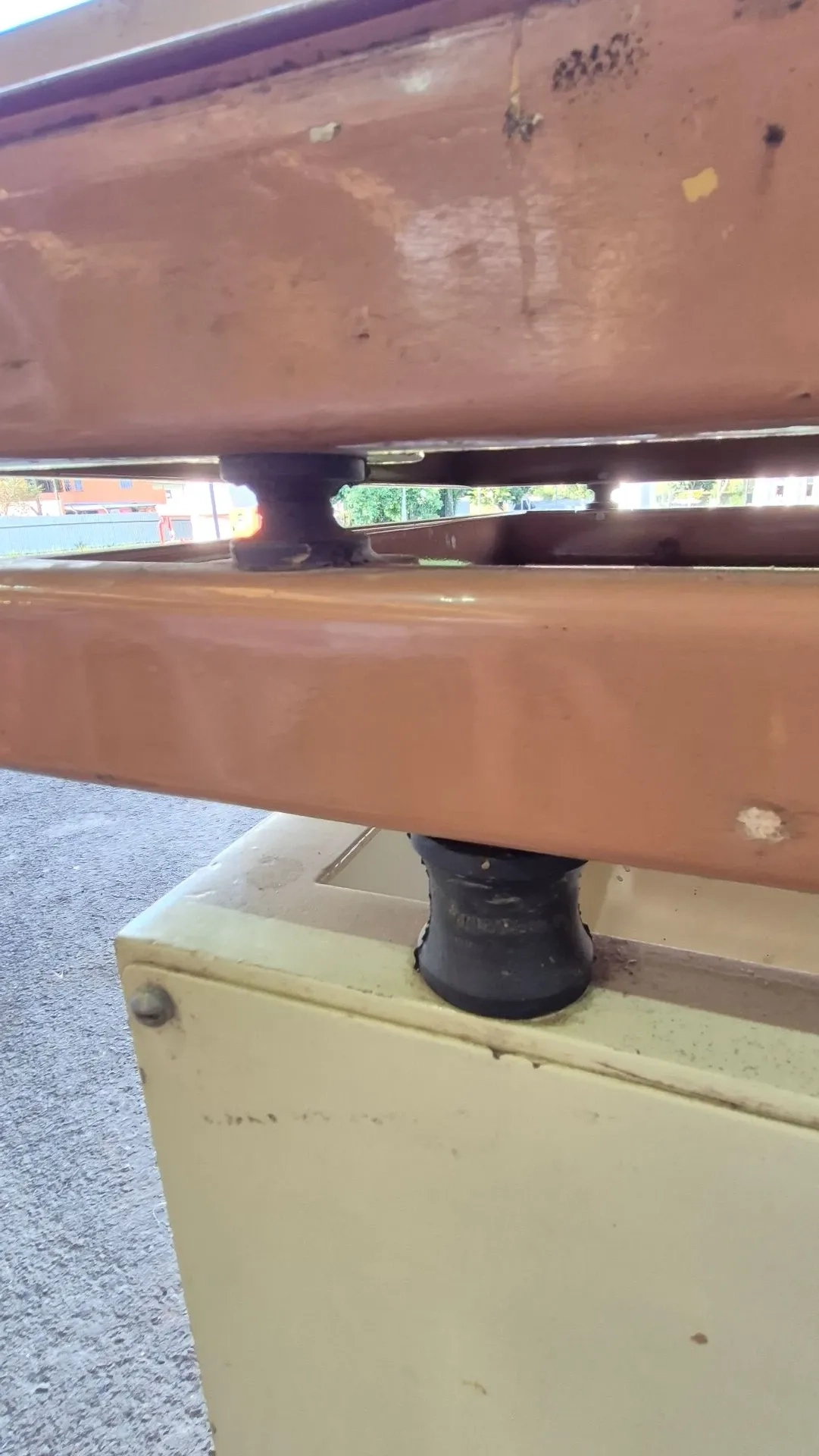 mesa-vibratoria-para-formas-de-chocolate-1