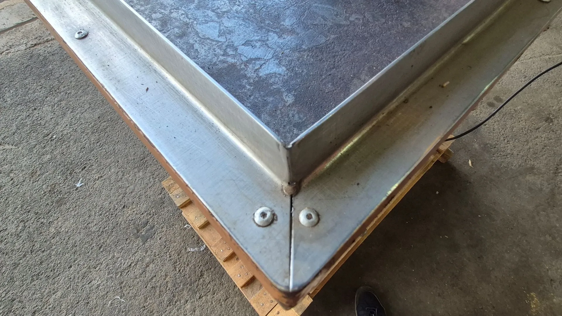 mesa-vibratoria-para-formas-de-chocolate-1