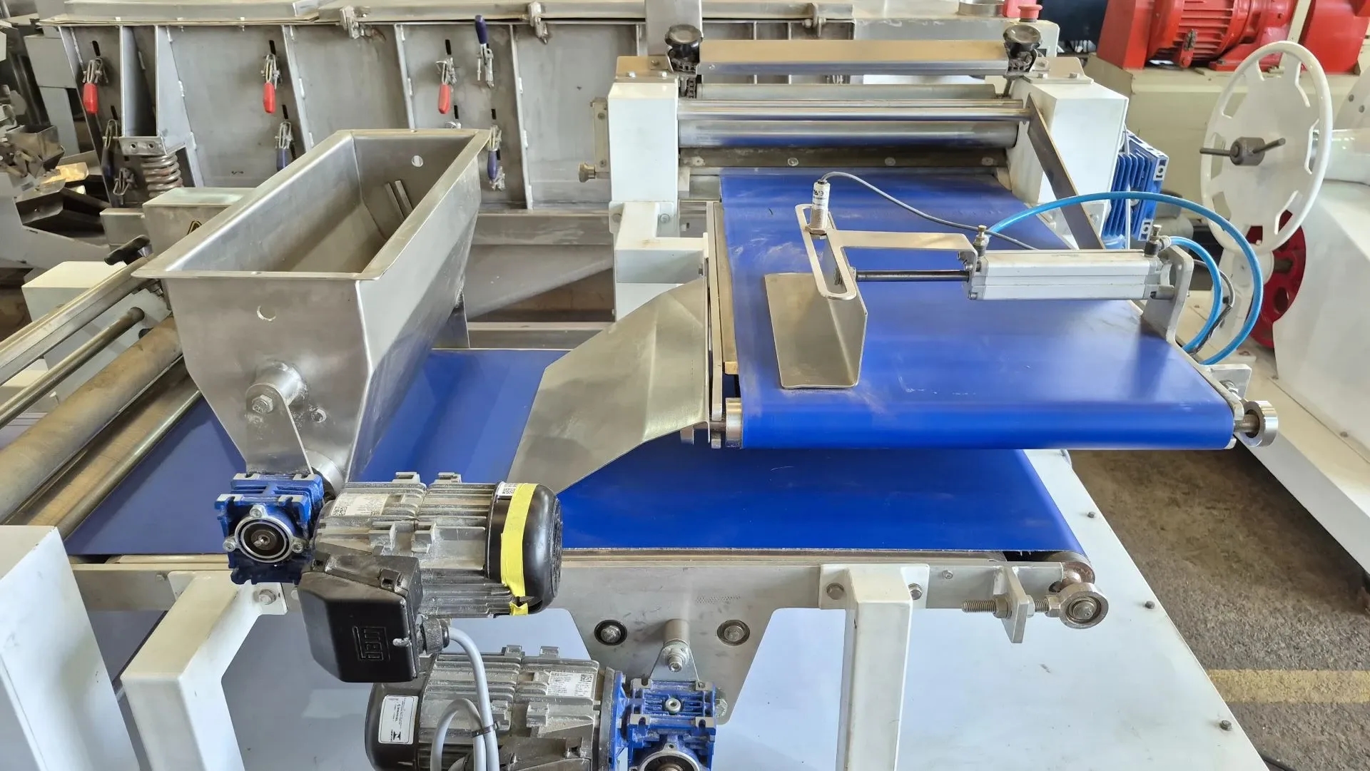 laminadora-de-massa-de-pizza-capacidade-400-kg-hora-marca-lider-industria-mecanica