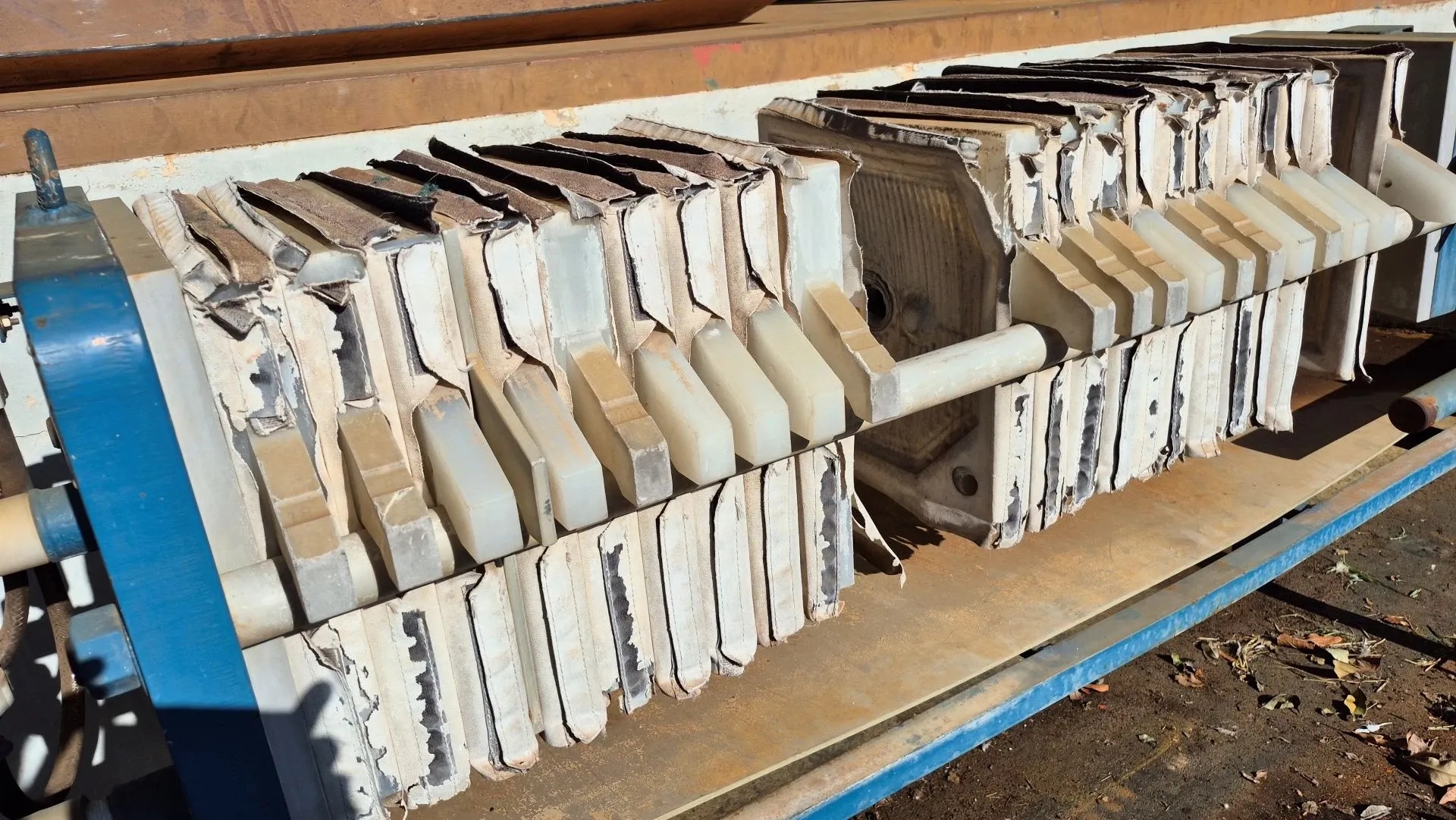 filtro-prensa-com-placas-em-polipropileno-tipo-camara-marca-bomax