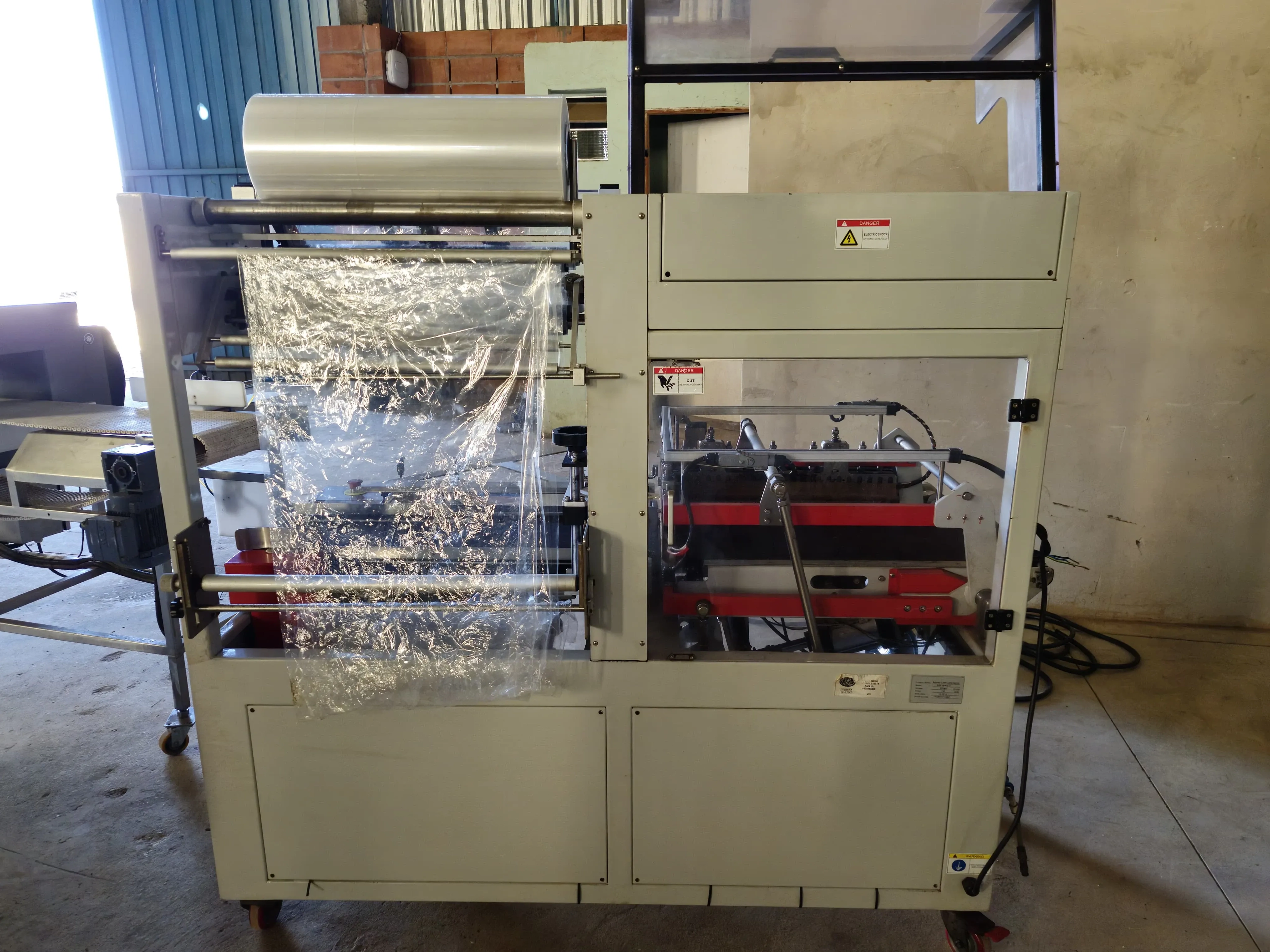 seladora-automatica-em-l-shrink-marca-tecfag