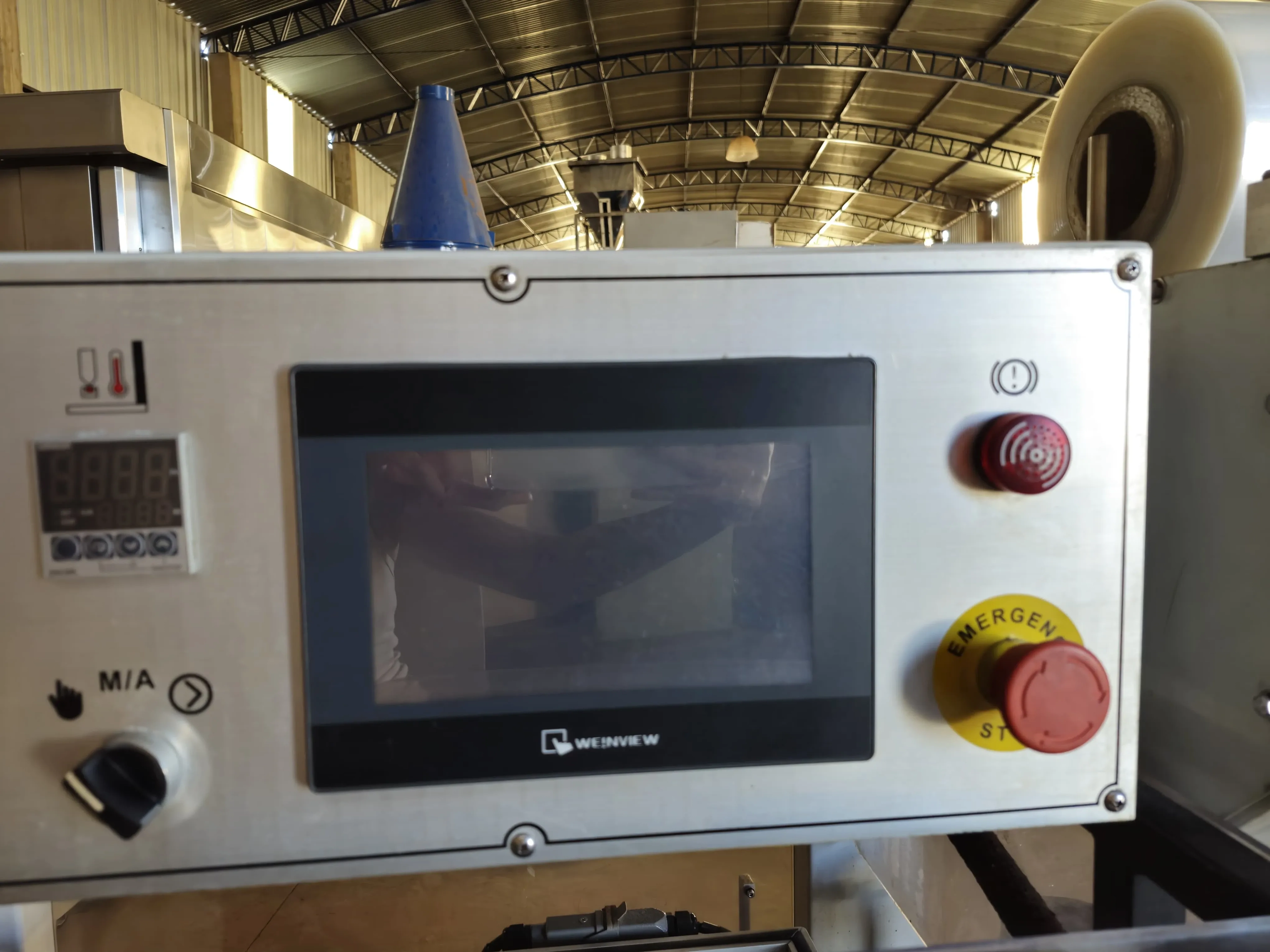 seladora-automatica-em-l-shrink-marca-tecfag