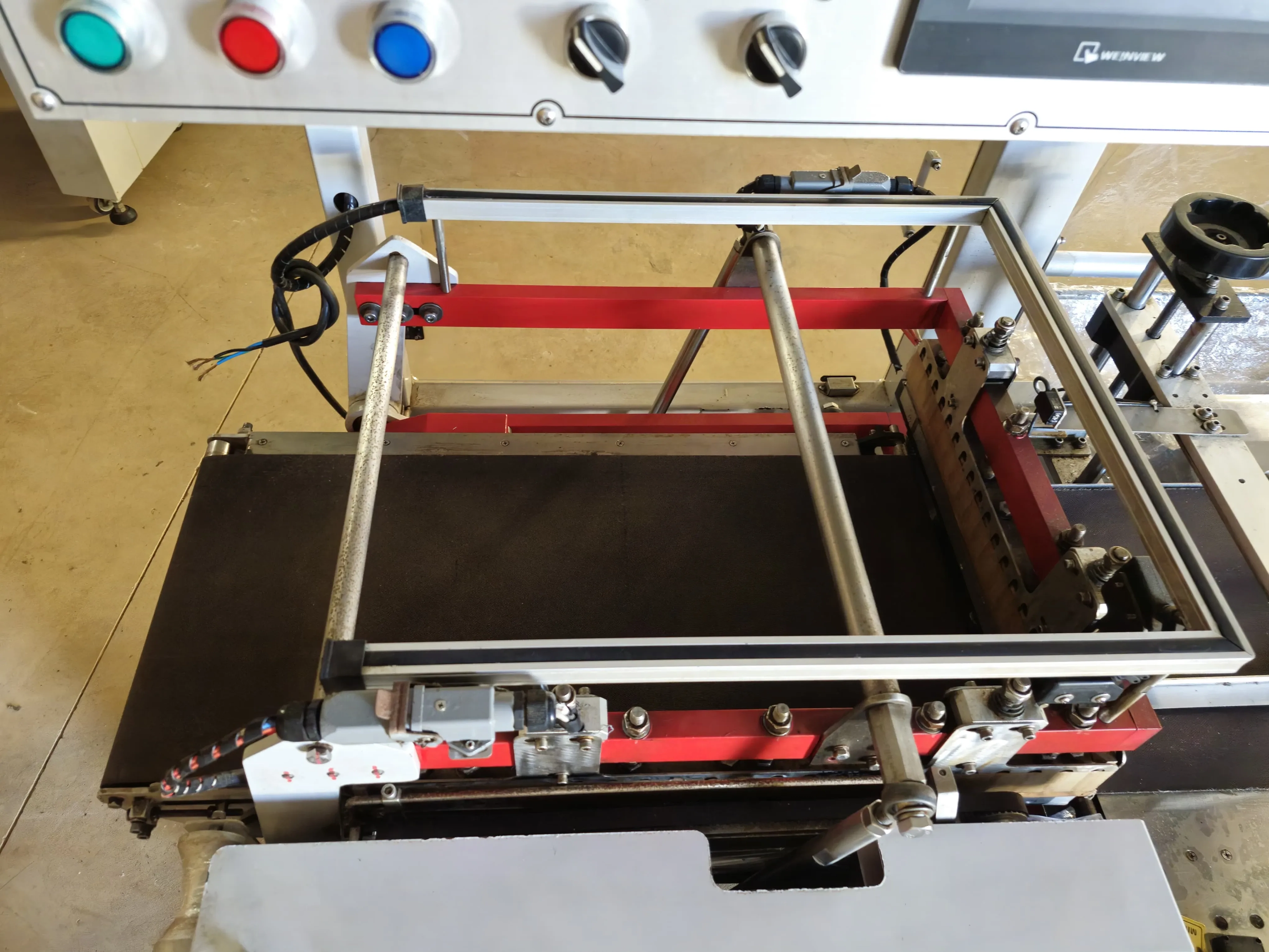 seladora-automatica-em-l-shrink-marca-tecfag