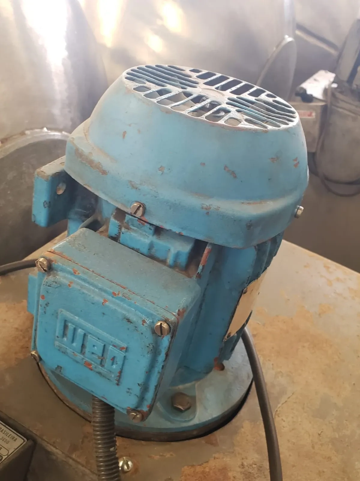 Drageadei-lisa-aco-in-estrutur-em--carbono-motor-weg