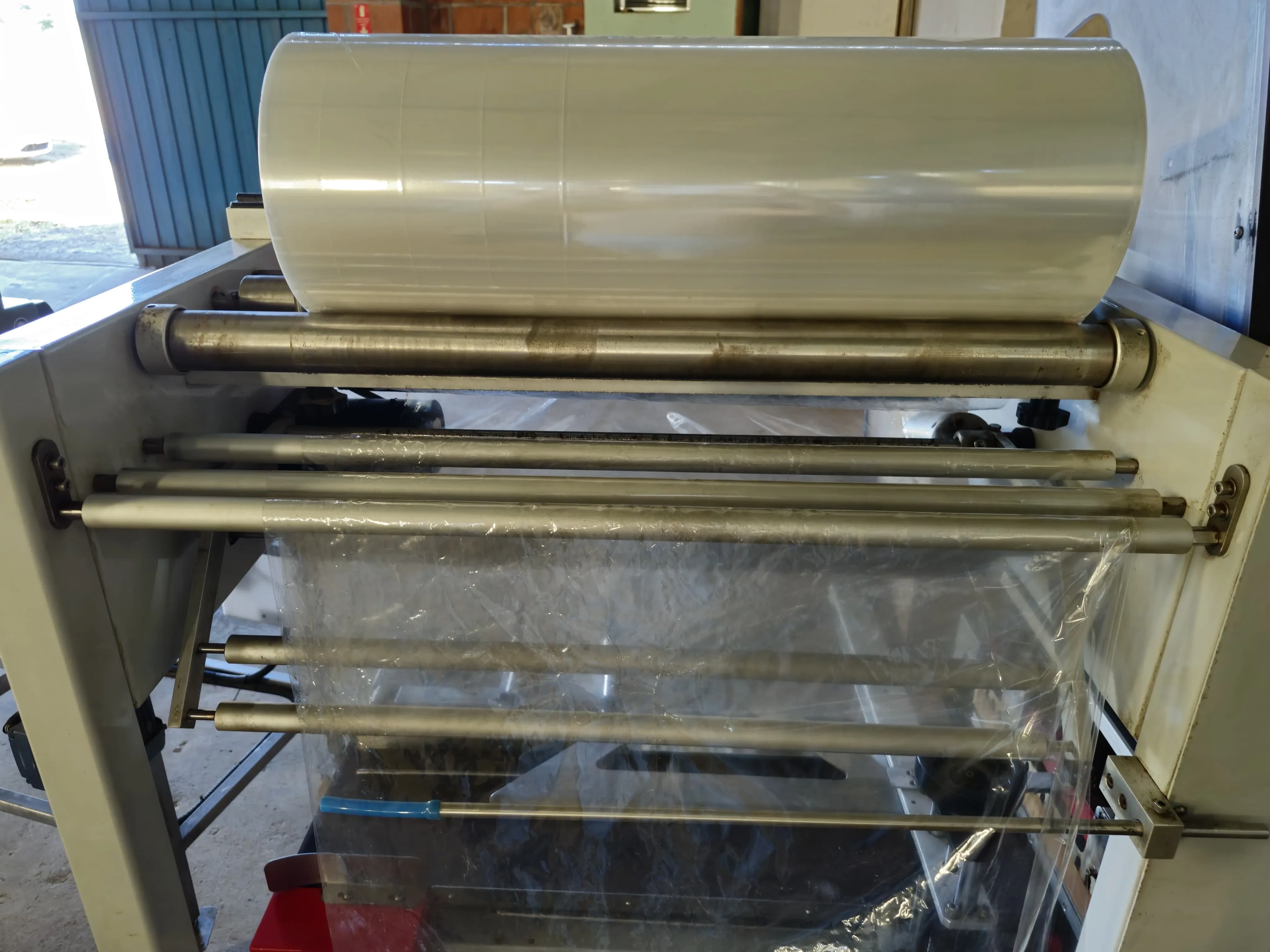 seladora-automatica-em-l-shrink-marca-tecfag