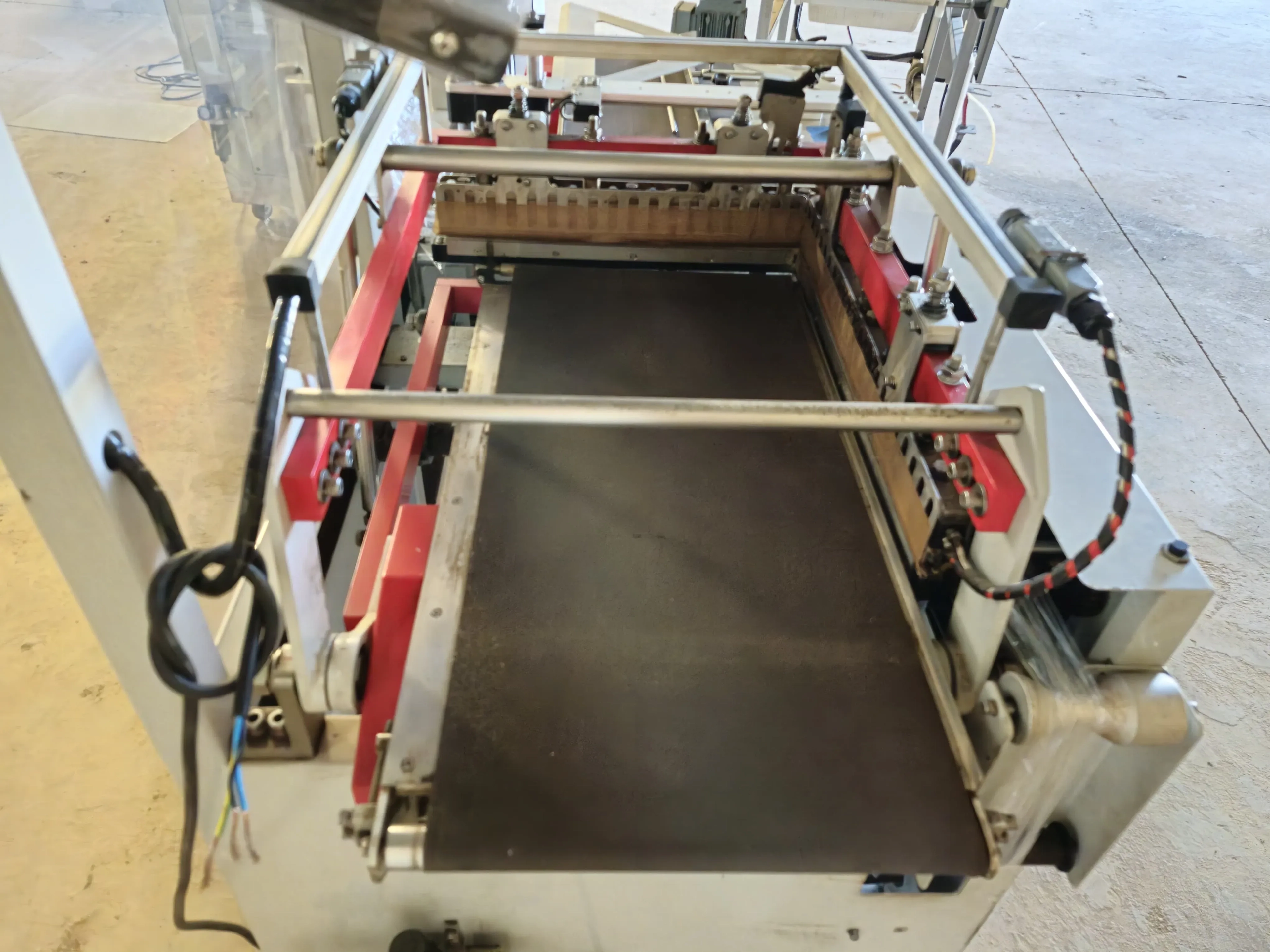 seladora-automatica-em-l-shrink-marca-tecfag