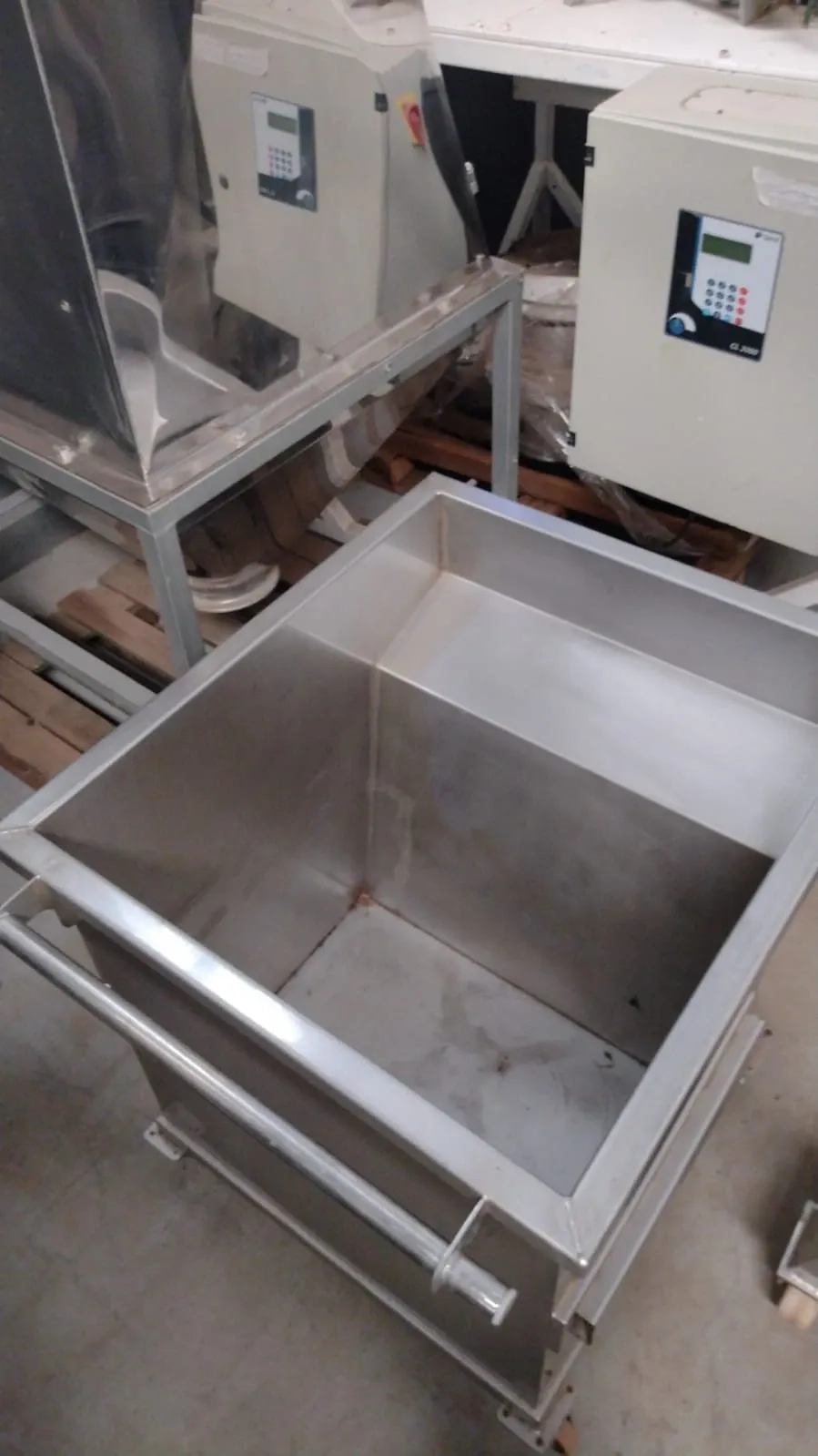 elevador-com-carrinho-em-aco-inox