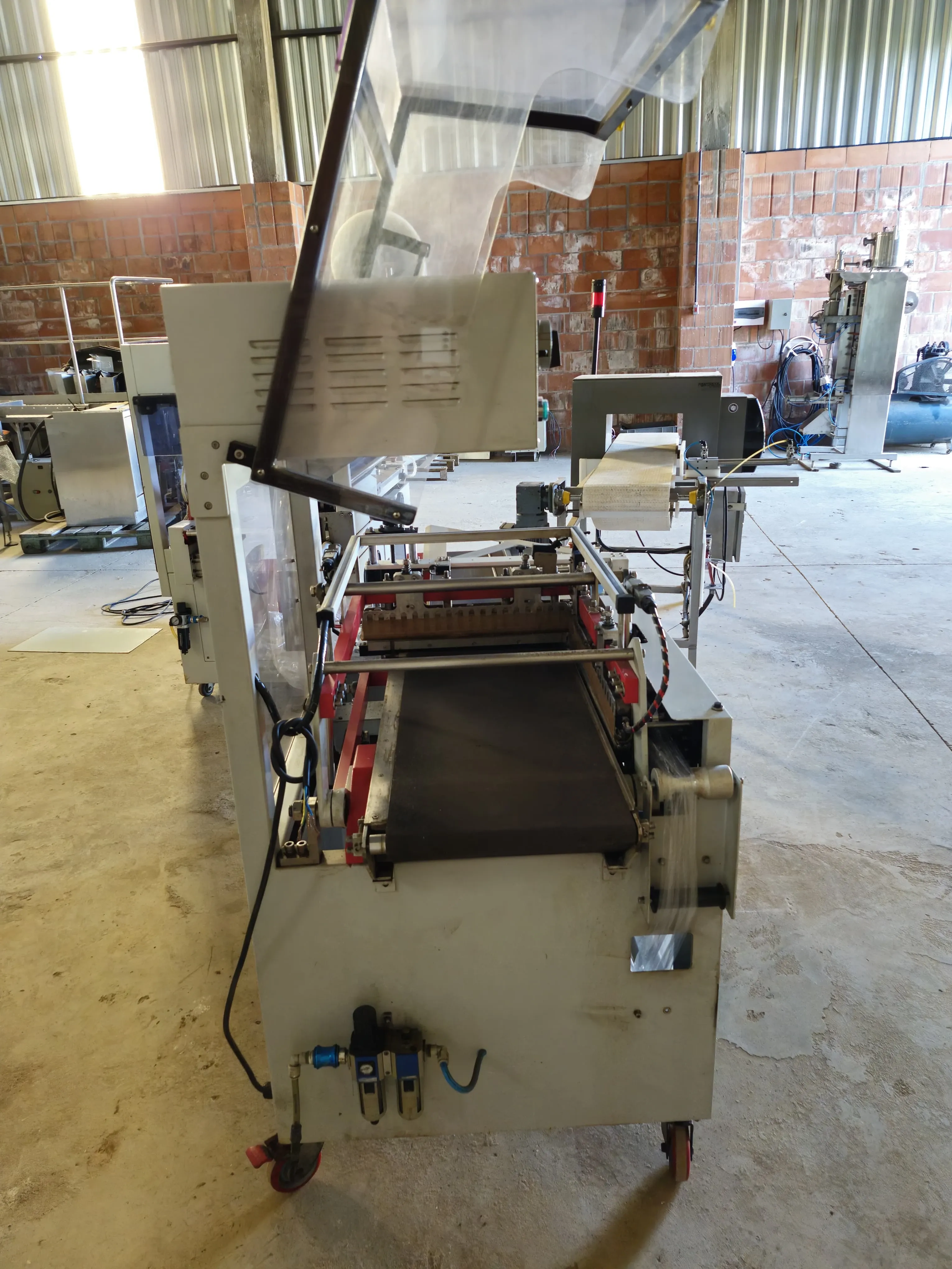 seladora-automatica-em-l-shrink-marca-tecfag