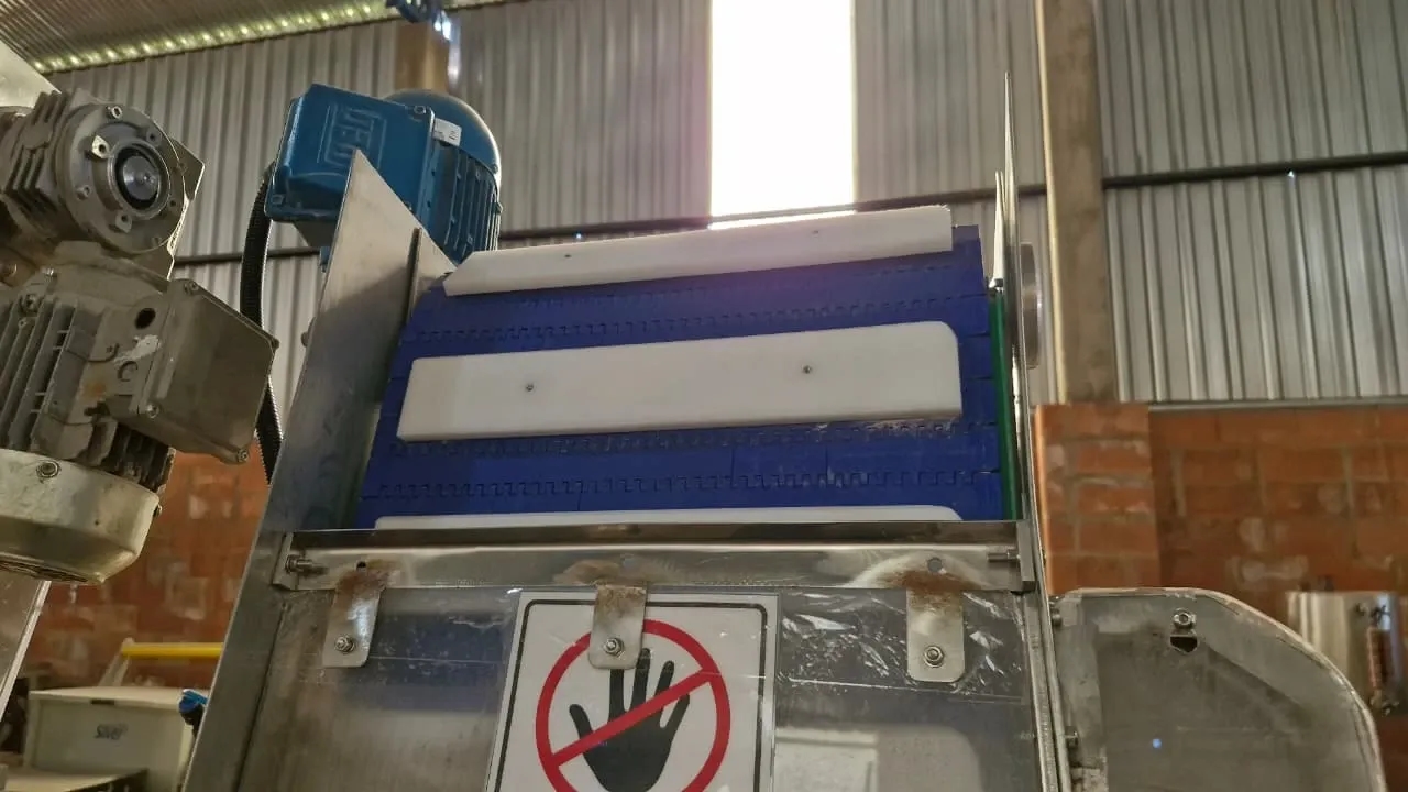 alimentador-posicion-abastecedor-de-tampas-vibratorio-em-aco-inox-marca-tecno-envase-modelo-tag-5000