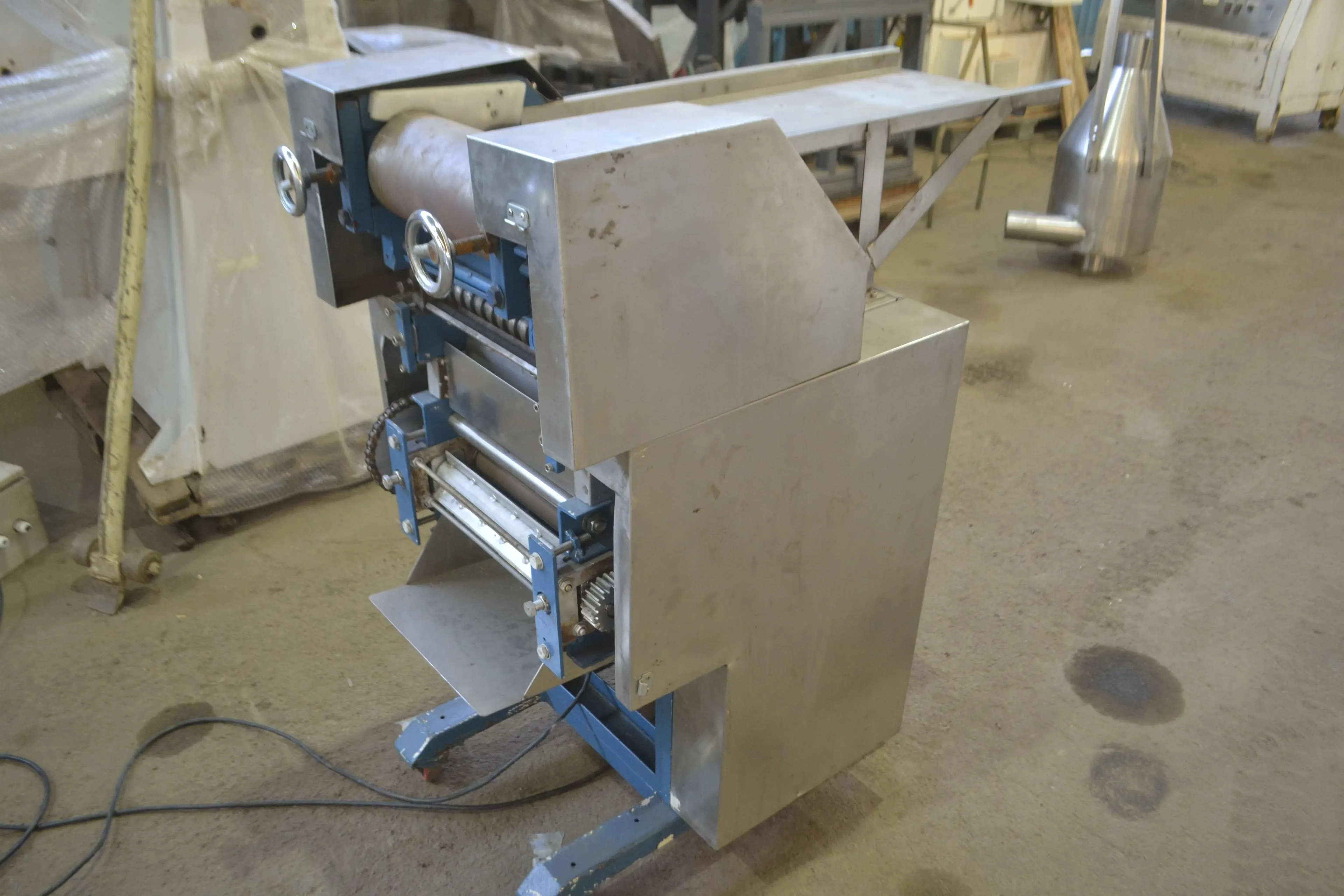 moldadora-e-cortadora-de-massinha-de-trigo-260-mm