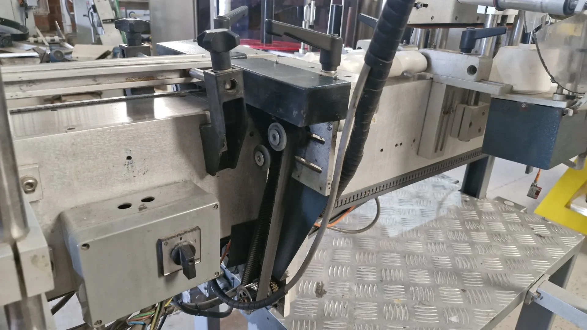 rotulad-automat-com-cabecote-duplo-frascos-potes