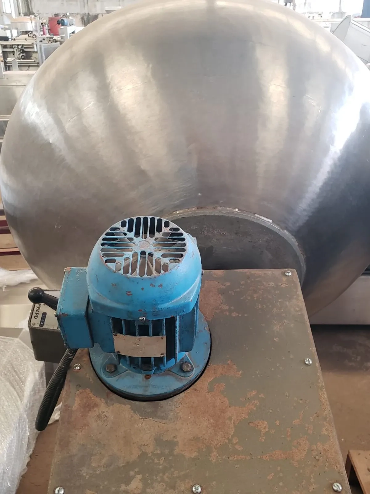 Drageadei-lisa-aco-in-estrutur-em--carbono-motor-weg