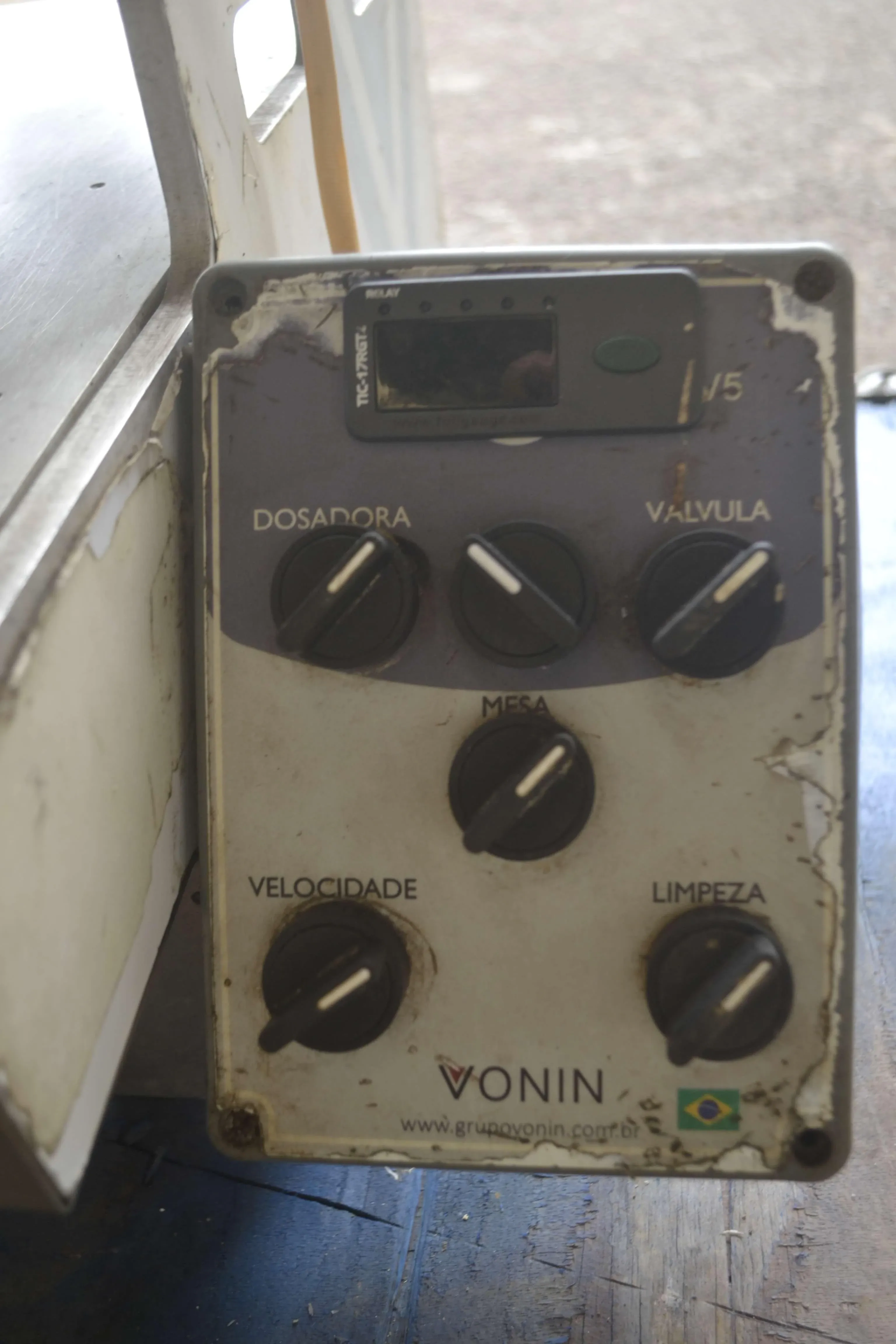 dosadora-de-chocolate-semiautomatica-marca-vonin