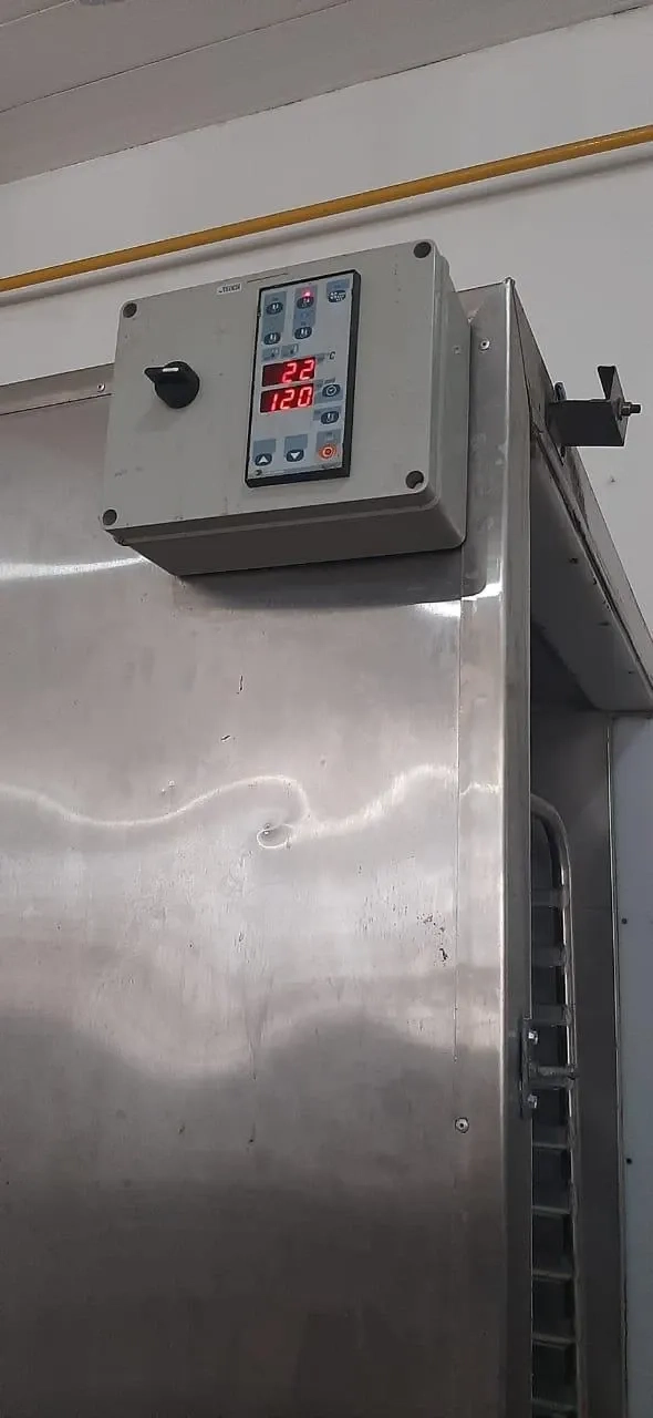 Ultra-Congelador-com-um-carrinho-marca-Friomac